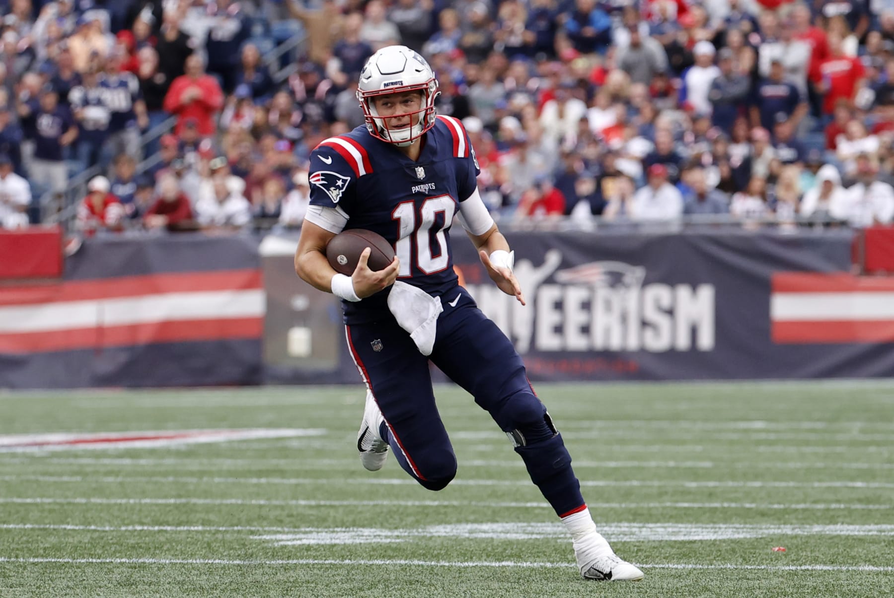 FOXBOROUGH, MA - SEPTEMBER 25: New England Patriots quarterback Mac Jones (10) carries the ball during a game between the New England Patriots and the Baltimore Ravens on September 25, 2022, at Gillette Stadium in Foxborough, Massachusetts. (Photo by Fred Kfoury III/Icon Sportswire via Getty Images)