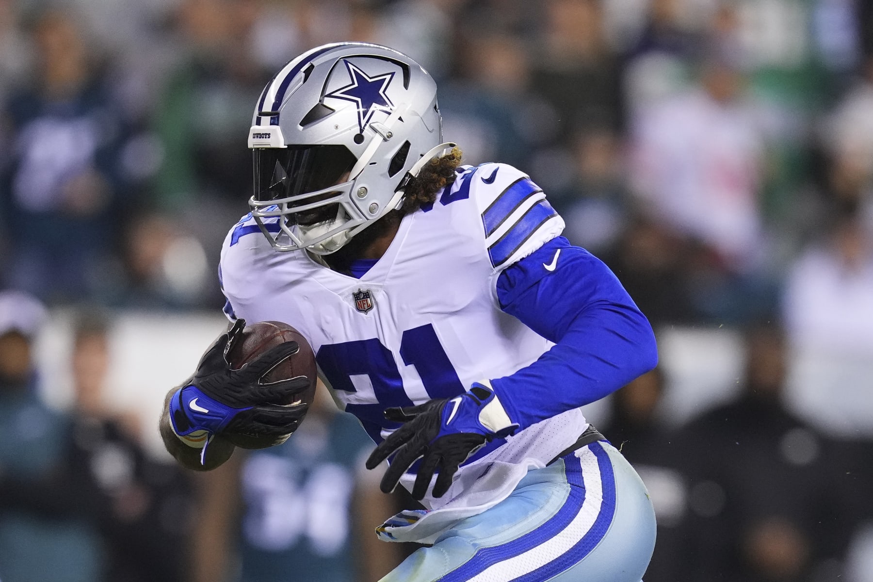 PHILADELPHIA, PA - OCTOBER 16: Ezekiel Elliott #21 of the Dallas Cowboys runs the ball against the Philadelphia Eagles at Lincoln Financial Field on October 16, 2022 in Philadelphia, Pennsylvania. (Photo by Mitchell Leff/Getty Images)