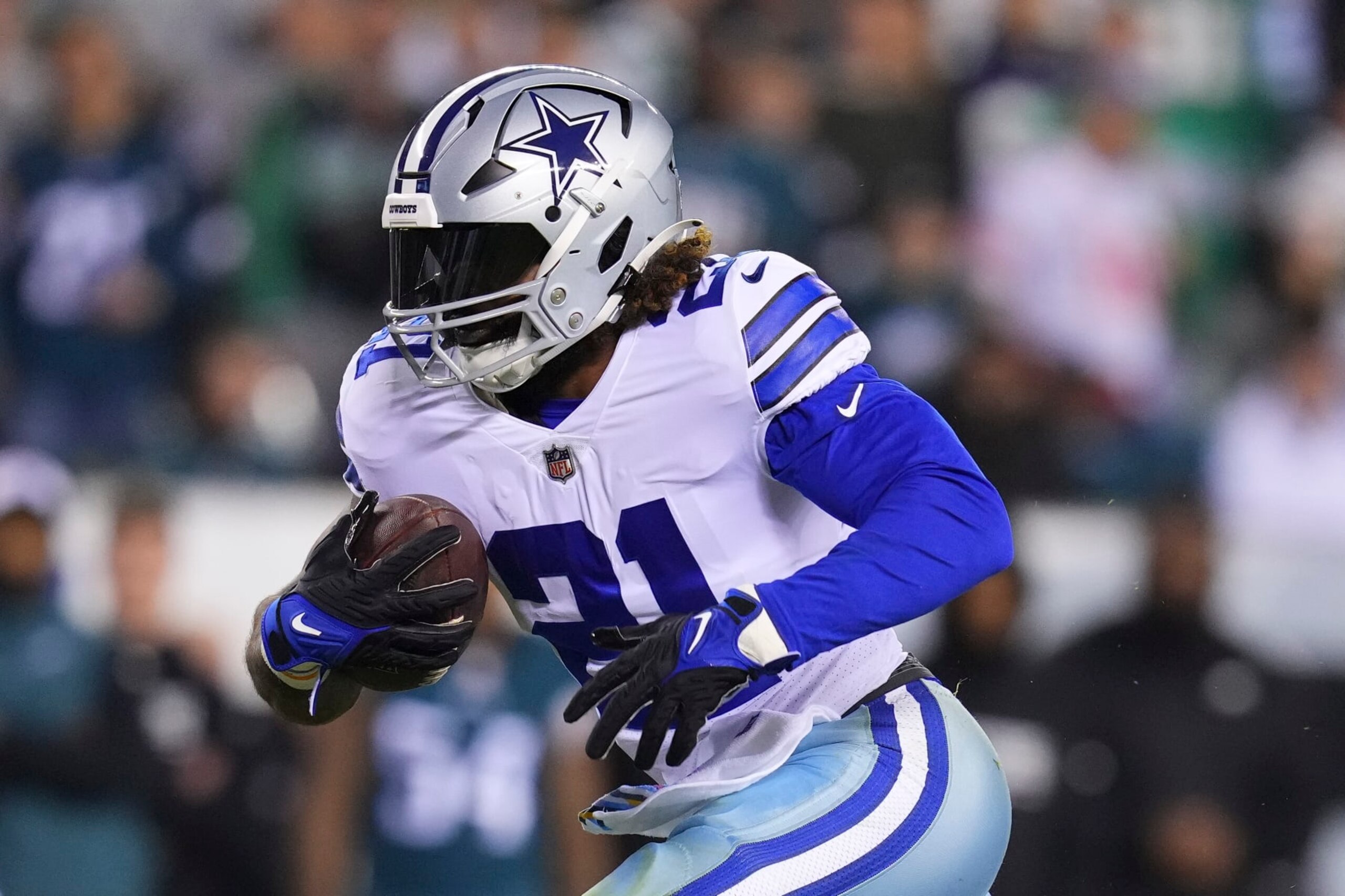 PHILADELPHIA, PA - OCTOBER 16: Ezekiel Elliott #21 of the Dallas Cowboys runs the ball against the Philadelphia Eagles at Lincoln Financial Field on October 16, 2022 in Philadelphia, Pennsylvania. (Photo by Mitchell Leff/Getty Images)