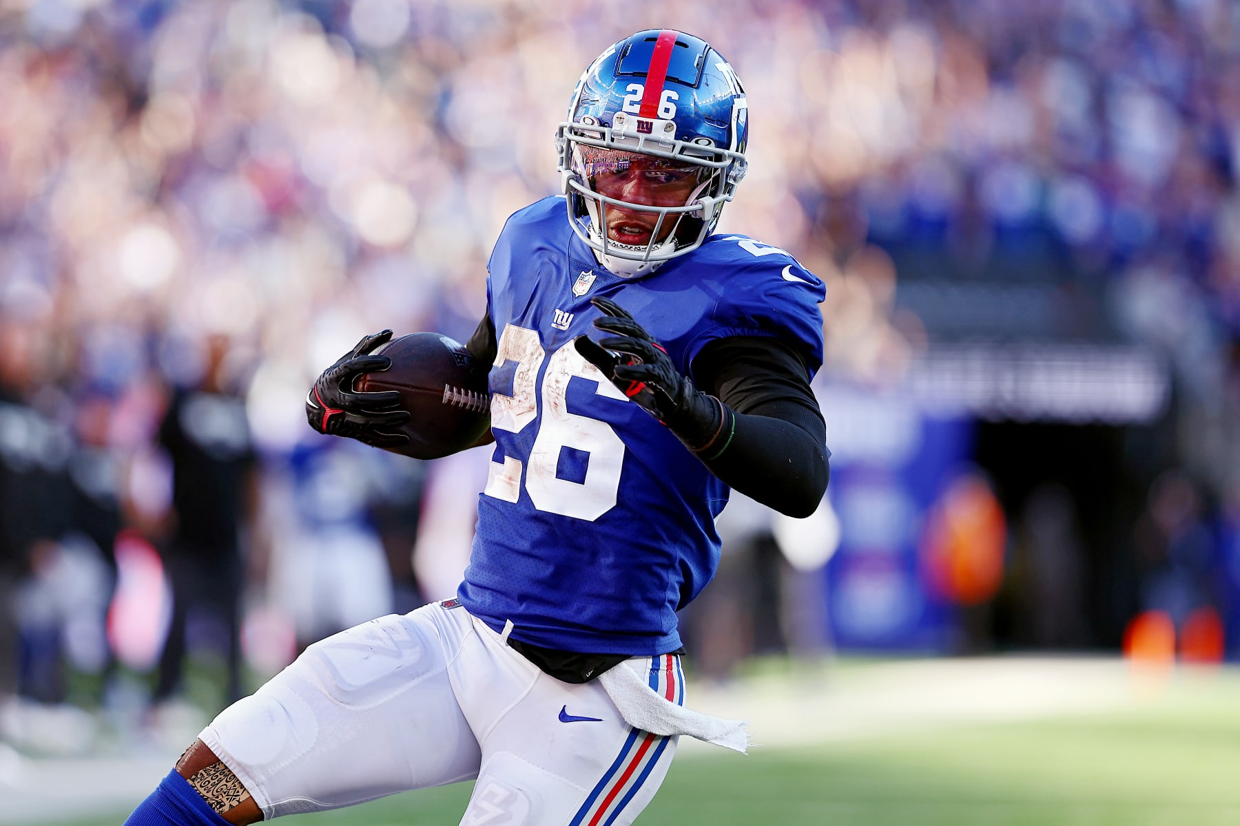 EAST RUTHERFORD, NEW JERSEY - OCTOBER 16: Saquon Barkley #26 of the New York Giants runs the ball during the fourth quarter against the Buffalo Bills at MetLife Stadium on October 16, 2022 in East Rutherford, New Jersey. (Photo by Elsa/Getty Images)