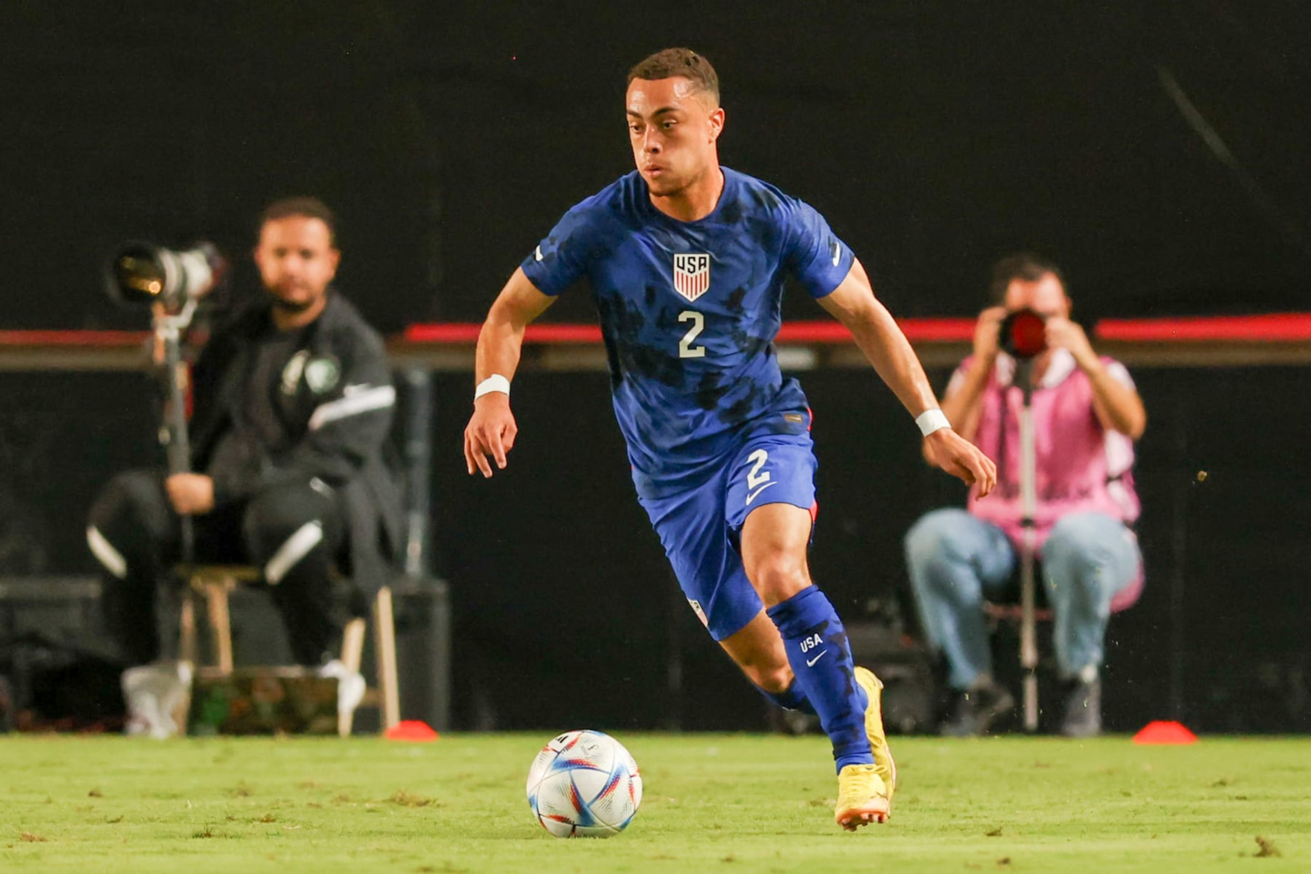 MURCIA, SPAIN - SEPTEMBER 27: Sergino Dest #2 of the United States head up looking for an open man during a game between Saudi Arabia and USMNT at Estadio Nueva Condomina on September 27, 2022 in Murcia, Spain. (Photo by John Dorton/ISI Photos/Getty Images)