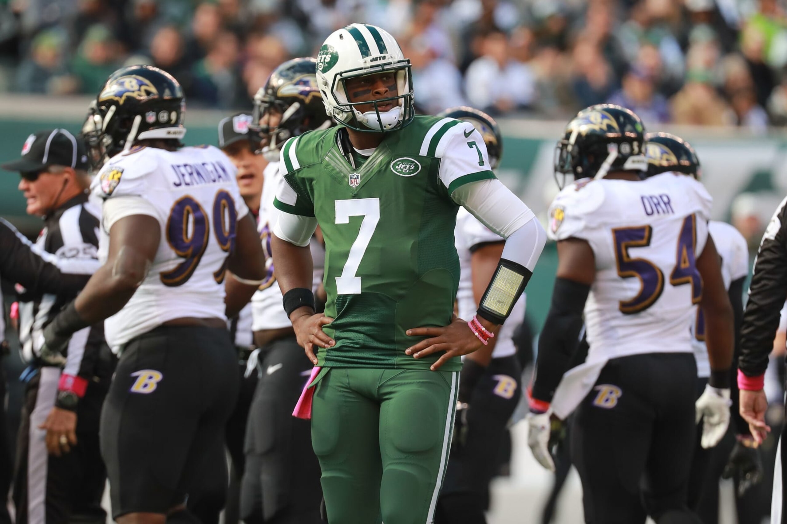 EAST RUTHERFORD, NJ - OCTOBER 23:  Geno Smith #7 of the New York Jets looks on against the Baltimore Ravens at MetLife Stadium on October 23, 2016 in East Rutherford, New Jersey.  (Photo by Michael Reaves/Getty Images)