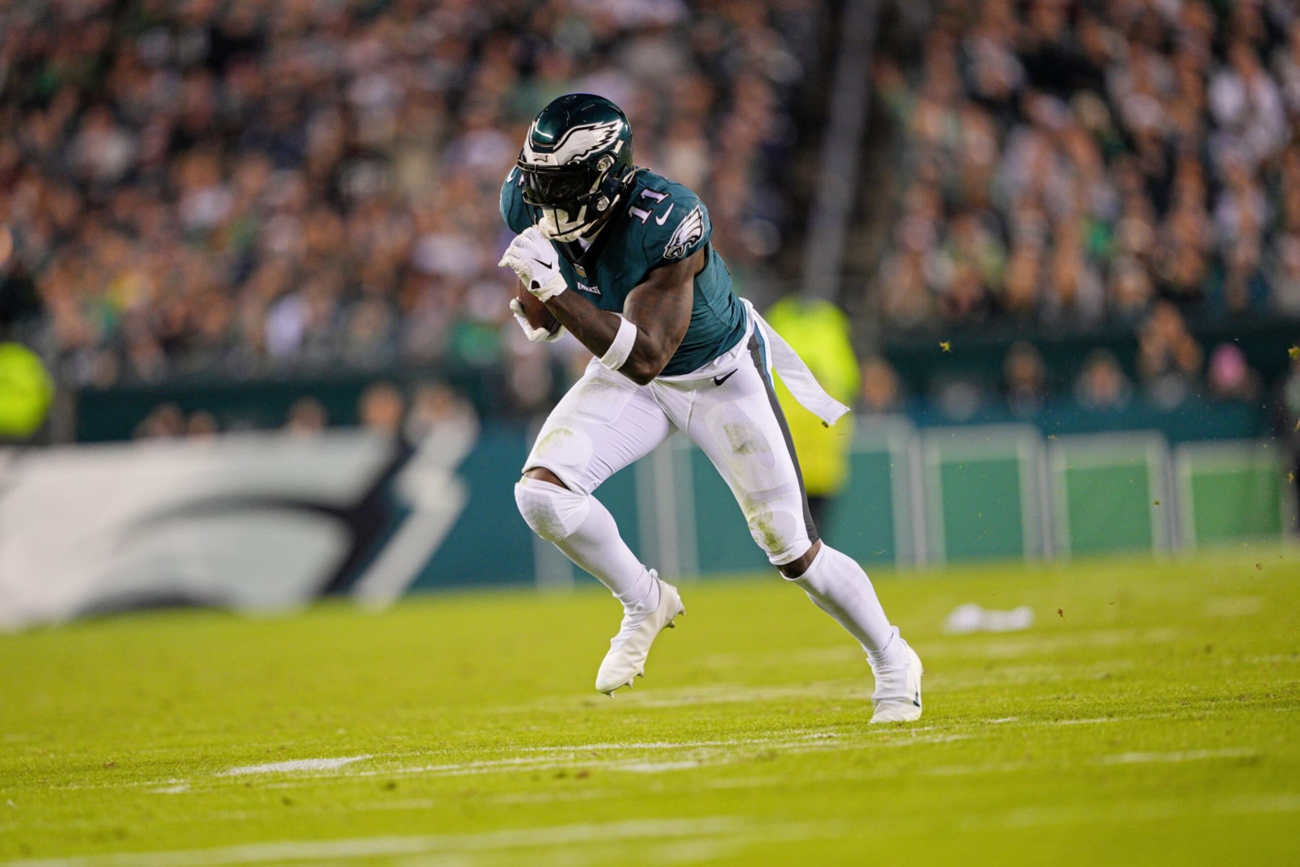 PHILADELPHIA, PA - OCTOBER 16: Philadelphia Eagles wide receiver AJ Brown (11) runs after a catch during the game between the Dallas Cowboys and the Philadelphia Eagles on October 16, 2022 at Lincoln Financial Field in Philadelphia, PA. (Photo by Andy Lewis/Icon Sportswire via Getty Images)