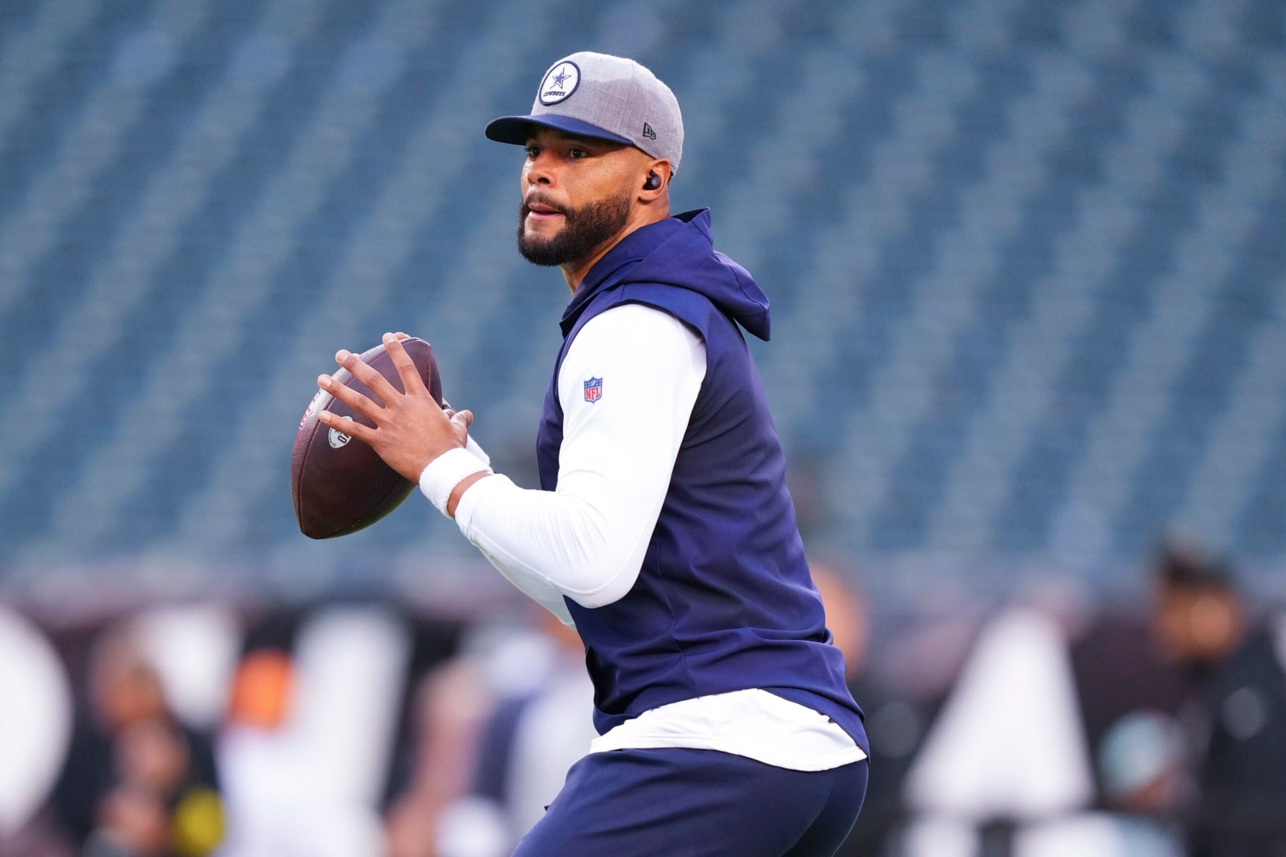 PHILADELPHIA, PA - OCTOBER 16: Dak Prescott #4 of the Dallas Cowboys warms up prior to the game against the Philadelphia Eagles at Lincoln Financial Field on October 16, 2022 in Philadelphia, Pennsylvania. (Photo by Mitchell Leff/Getty Images)