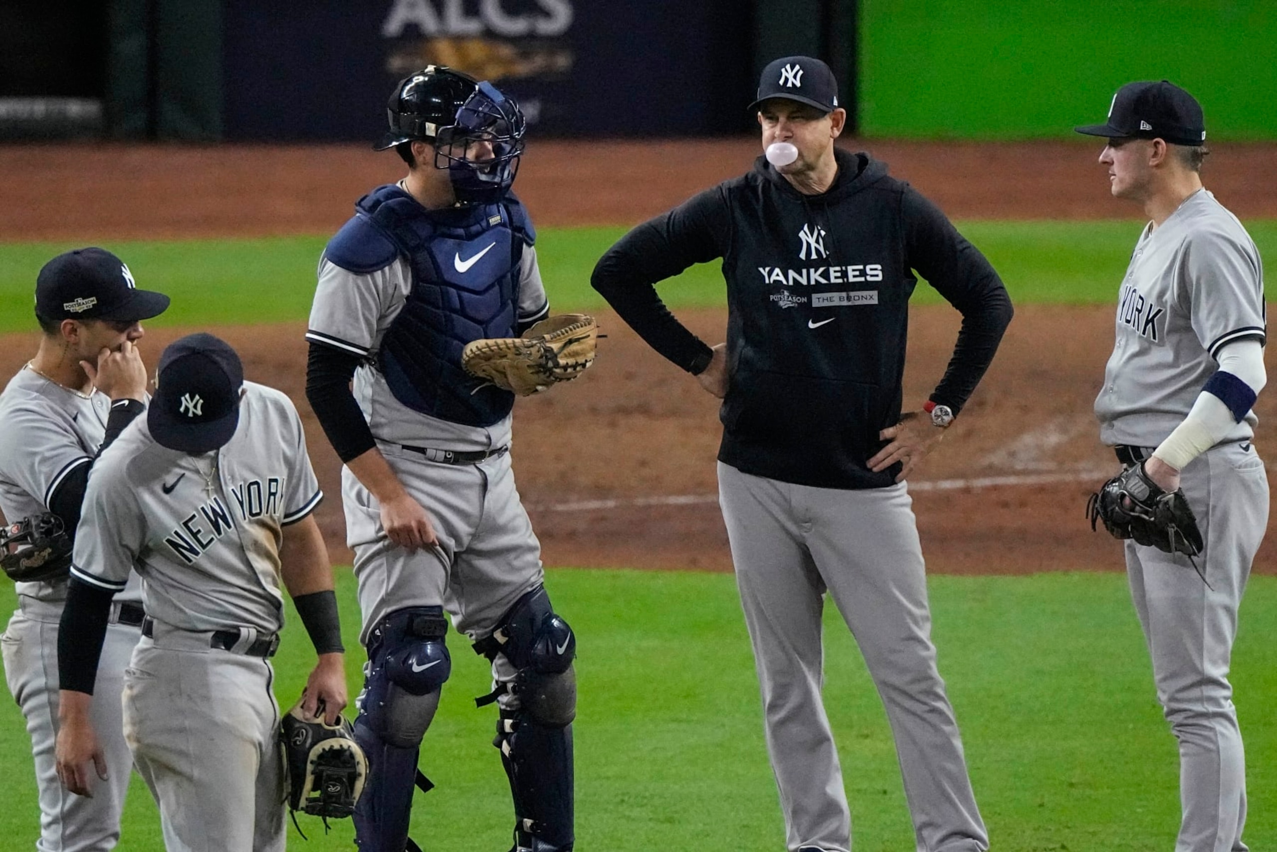 New York Yankees manager Aaron Boone blows a bubble whilst making a pitching change during the eighth inning in Game 2 of baseball's American League Championship Series between the Houston Astros and the New York Yankees, Thursday, Oct. 20, 2022, in Houston. (AP Photo/Sue Ogrocki ) New York Yankees manager Aaron Boone blows a bubble whilst making a pitching change during the eighth inning in Game 2 of baseball's American League Championship Series between the Houston Astros and the New York Yankees, Thursday, Oct. 20, 2022, in Houston. (AP Photo/Sue Ogrocki )