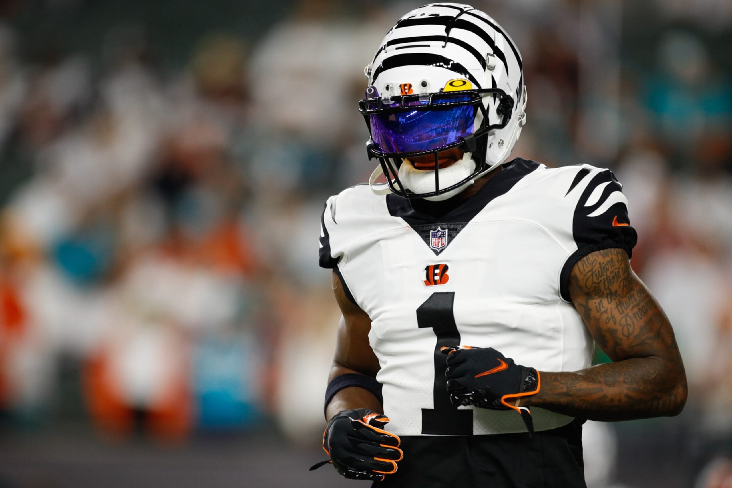 CINCINNATI, OH - SEPTEMBER 29: Cincinnati Bengals wide receiver Ja'Marr Chase (1) warms up before the game against the Miami Dolphins and the Cincinnati Bengals on September 29, 2022, at Paycor Stadium in Cincinnati, OH.  (Photo by Ian Johnson/Icon Sportswire via Getty Images)
