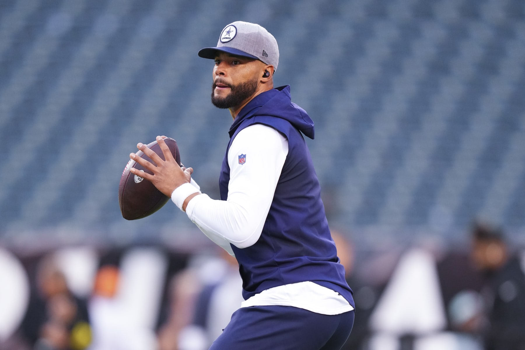 PHILADELPHIA, PA - OCTOBER 16: Dak Prescott #4 of the Dallas Cowboys warms up prior to the game against the Philadelphia Eagles at Lincoln Financial Field on October 16, 2022 in Philadelphia, Pennsylvania. (Photo by Mitchell Leff/Getty Images)
