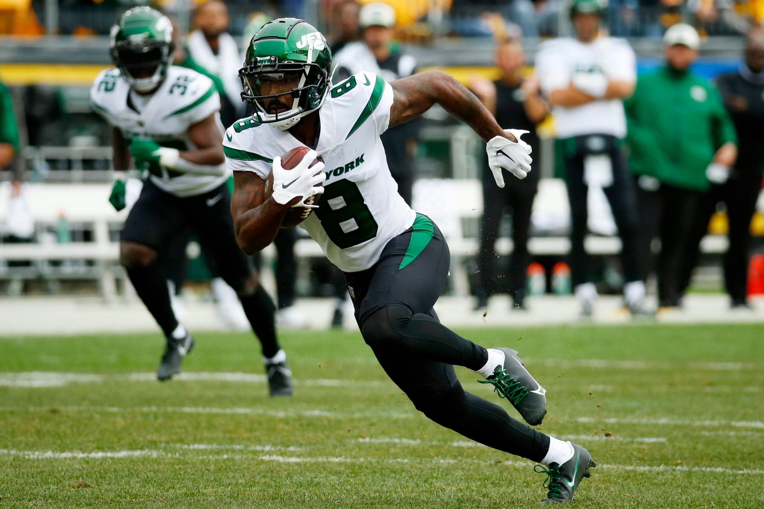 PITTSBURGH, PENNSYLVANIA - OCTOBER 02: Elijah Moore #8 of the New York Jets runs with the ball in the first quarter against the Pittsburgh Steelers at Acrisure Stadium on October 02, 2022 in Pittsburgh, Pennsylvania. (Photo by Justin K. Aller/Getty Images) PITTSBURGH, PENNSYLVANIA - OCTOBER 02: Elijah Moore #8 of the New York Jets runs with the ball in the first quarter against the Pittsburgh Steelers at Acrisure Stadium on October 02, 2022 in Pittsburgh, Pennsylvania. (Photo by Justin K. Aller/Getty Images)