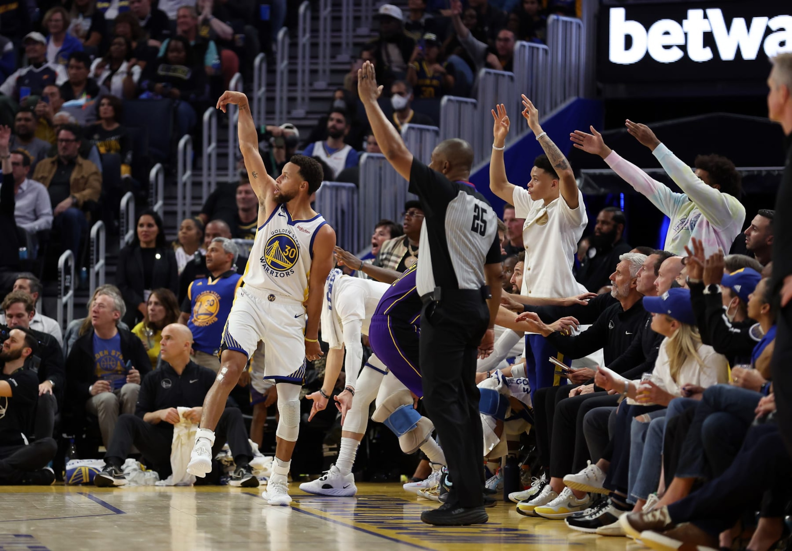 SAN FRANCISCO, CALIFORNIA - OCTOBER 18:  Stephen Curry #30 of the Golden State Warriors hits a three-pointer during the 3rd quarter of the game against Los Angeles Lakers at Chase Center on October 18, 2022 in San Francisco, California. NOTE TO USER: User expressly acknowledges and agrees that, by downloading and or using this photograph, User is consenting to the terms and conditions of the Getty Images License Agreement. (Photo by Ezra Shaw/Getty Images)