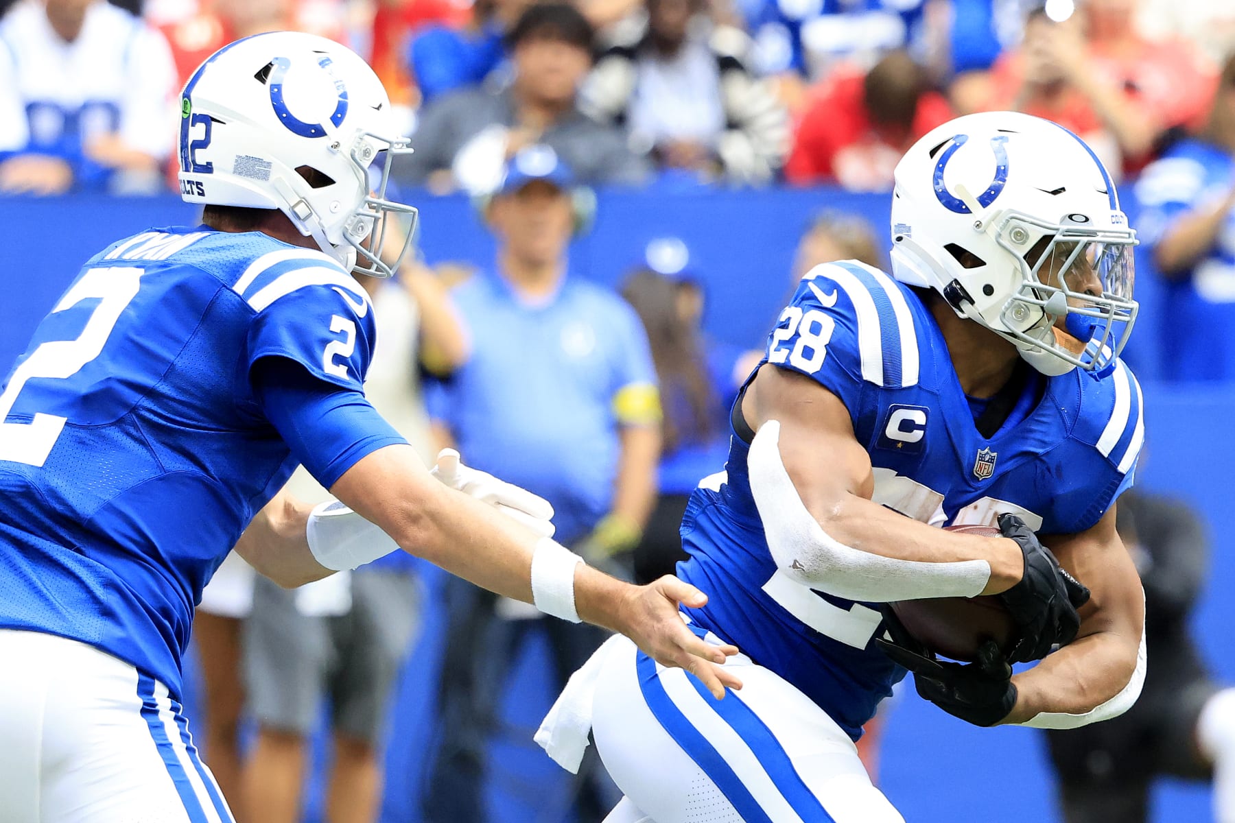 INDIANAPOLIS, INDIANA - SEPTEMBER 25: Matt Ryan #2 of the Indianapolis Colts passes the ball off to Jonathan Taylor #28 against the Kansas City Chiefs during the first quarter at Lucas Oil Stadium on September 25, 2022 in Indianapolis, Indiana. (Photo by Justin Casterline/Getty Images)