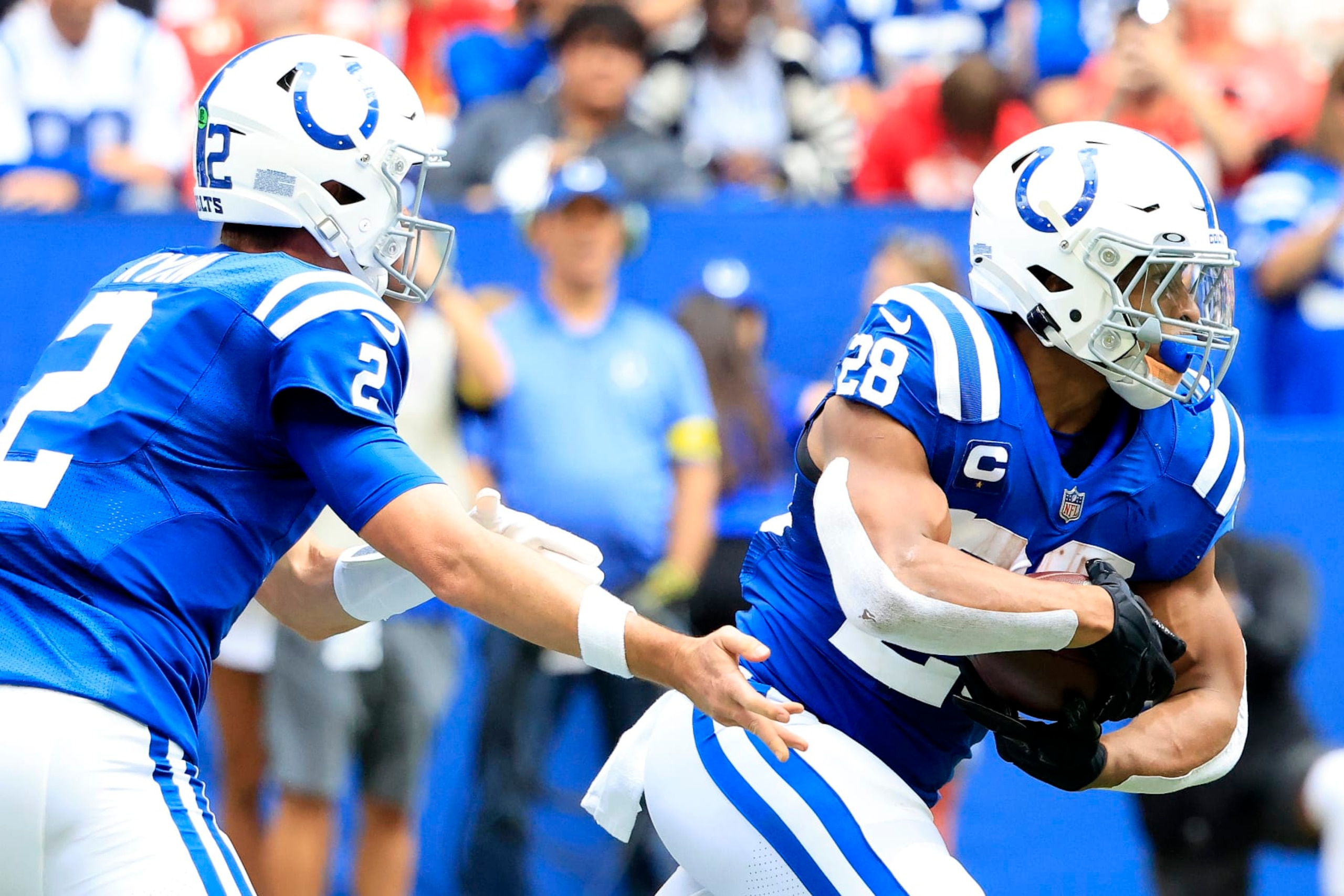 INDIANAPOLIS, INDIANA - SEPTEMBER 25: Matt Ryan #2 of the Indianapolis Colts passes the ball off to Jonathan Taylor #28 against the Kansas City Chiefs during the first quarter at Lucas Oil Stadium on September 25, 2022 in Indianapolis, Indiana. (Photo by Justin Casterline/Getty Images)