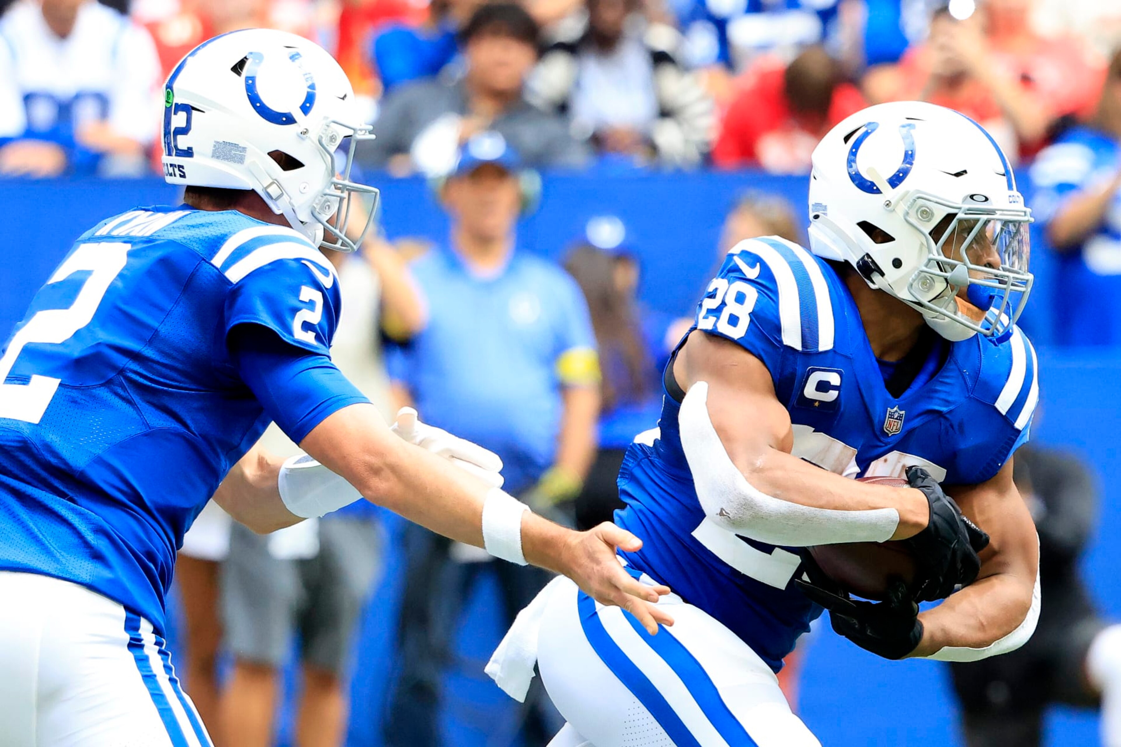 INDIANAPOLIS, INDIANA - SEPTEMBER 25: Matt Ryan #2 of the Indianapolis Colts passes the ball off to Jonathan Taylor #28 against the Kansas City Chiefs during the first quarter at Lucas Oil Stadium on September 25, 2022 in Indianapolis, Indiana. (Photo by Justin Casterline/Getty Images)