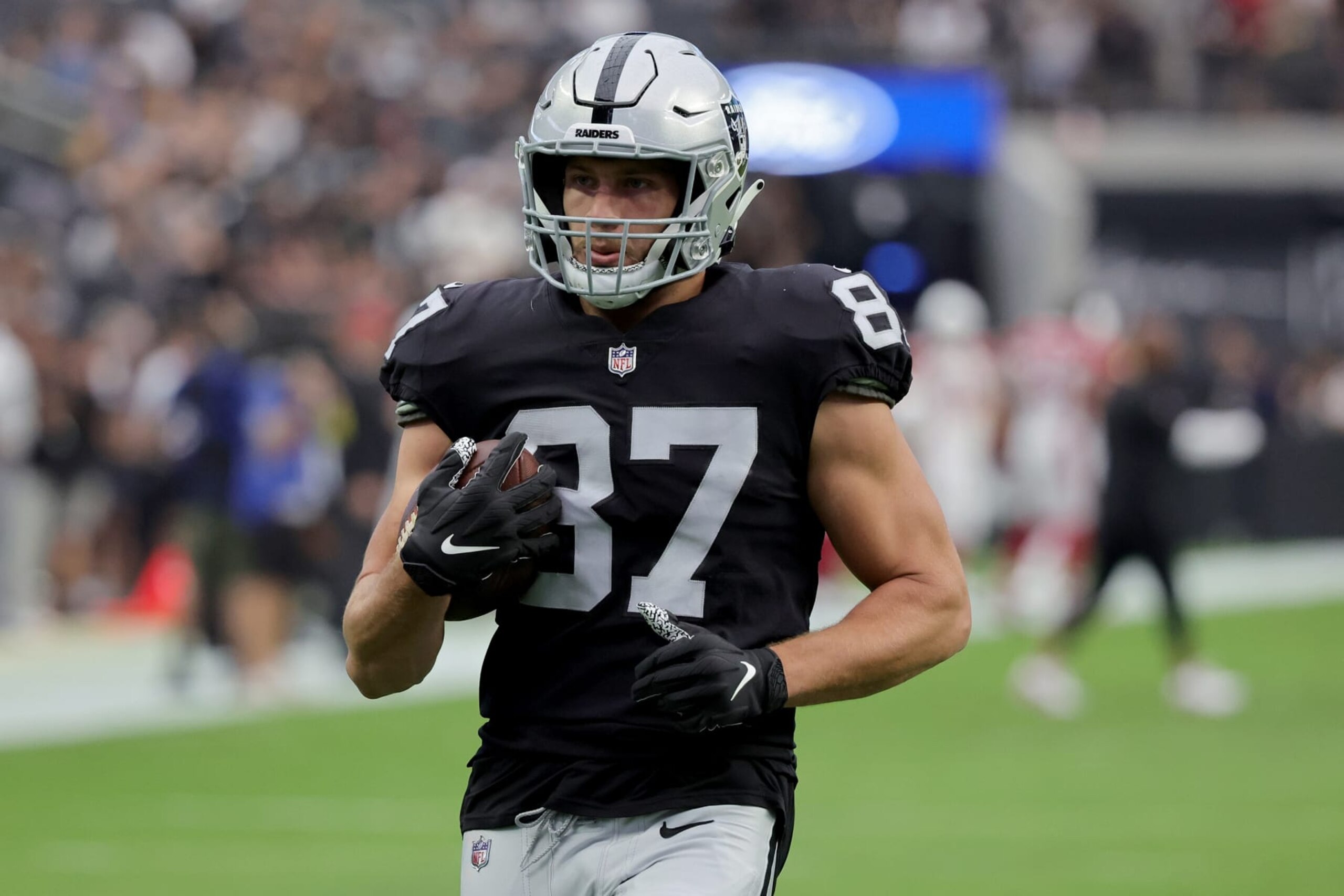 LAS VEGAS, NEVADA - SEPTEMBER 18: Foster Moreau #87 of the Las Vegas Raiders warms up before the game against the Arizona Cardinals at Allegiant Stadium on September 18, 2022 in Las Vegas, Nevada. (Photo by Ethan Miller/Getty Images)