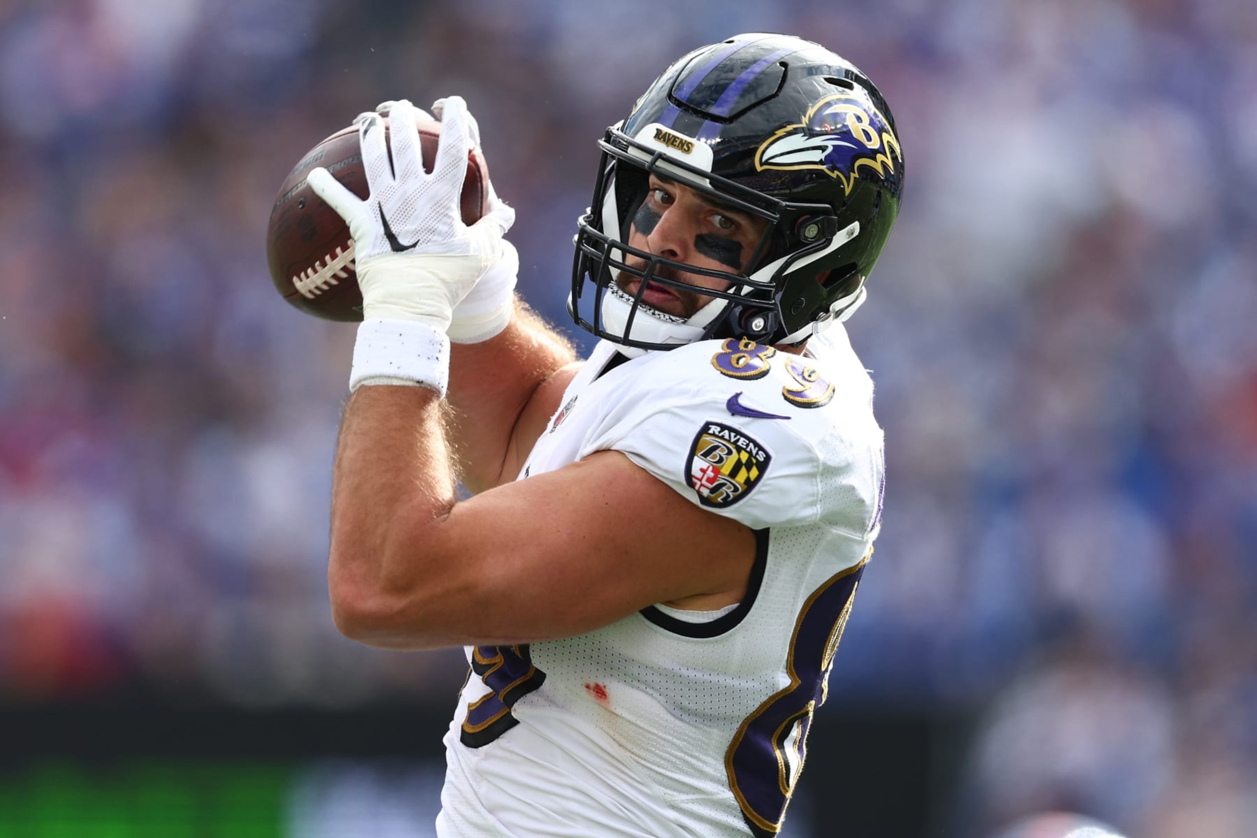 EAST RUTHERFORD, NEW JERSEY - OCTOBER 16: Mark Andrews #89 of the Baltimore Ravens makes a catch against the New York Giants during the third quarter at MetLife Stadium on October 16, 2022 in East Rutherford, New Jersey. (Photo by Elsa/Getty Images)