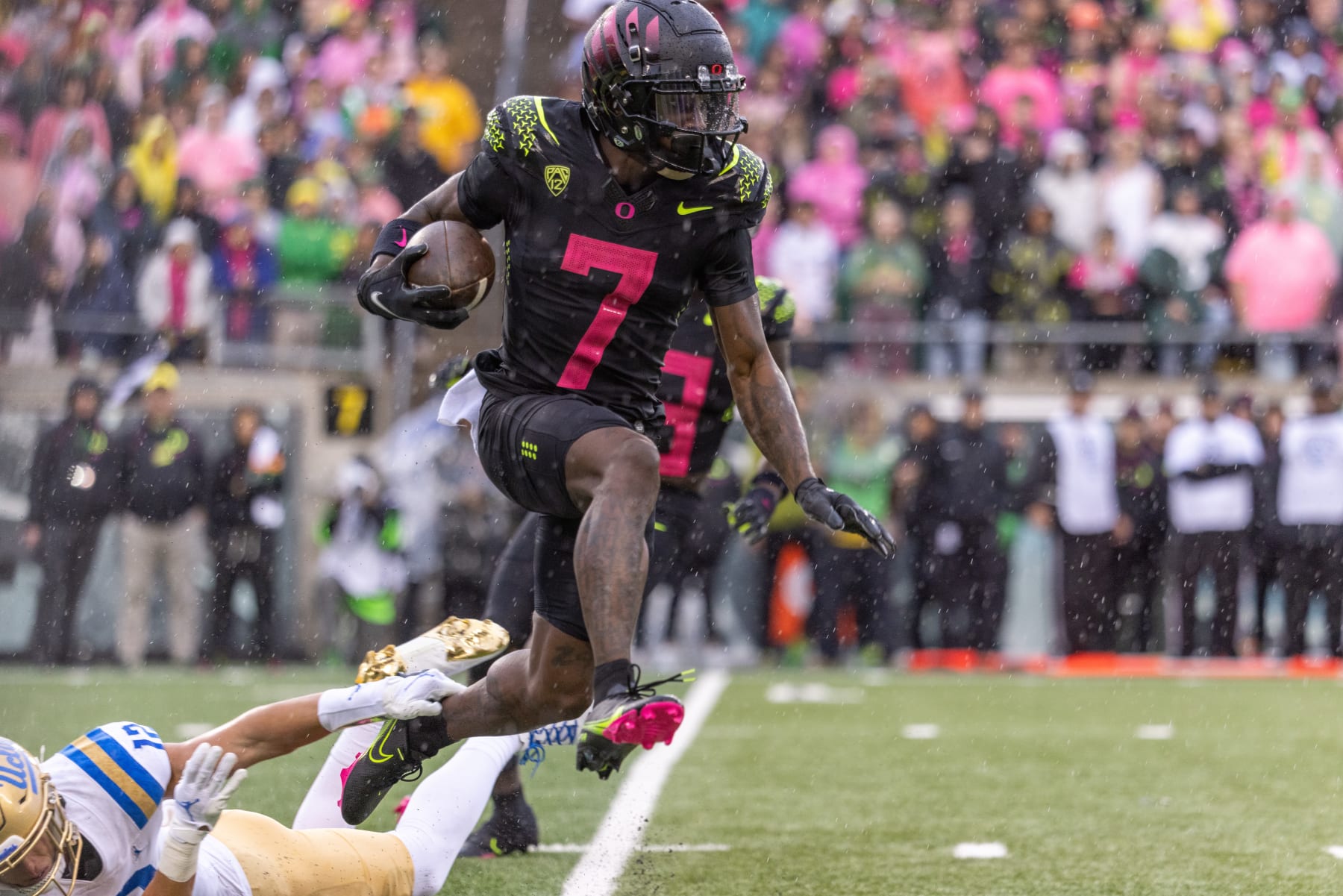 EUGENE, OR - OCTOBER 22: Wide receiver Seven McGee #7 of the Oregon Ducksruns with the ball against the UCLA Bruins during the first half at Autzen Stadium on October 22, 2022 in Eugene, Oregon. (Photo by Tom Hauck/Getty Images)
