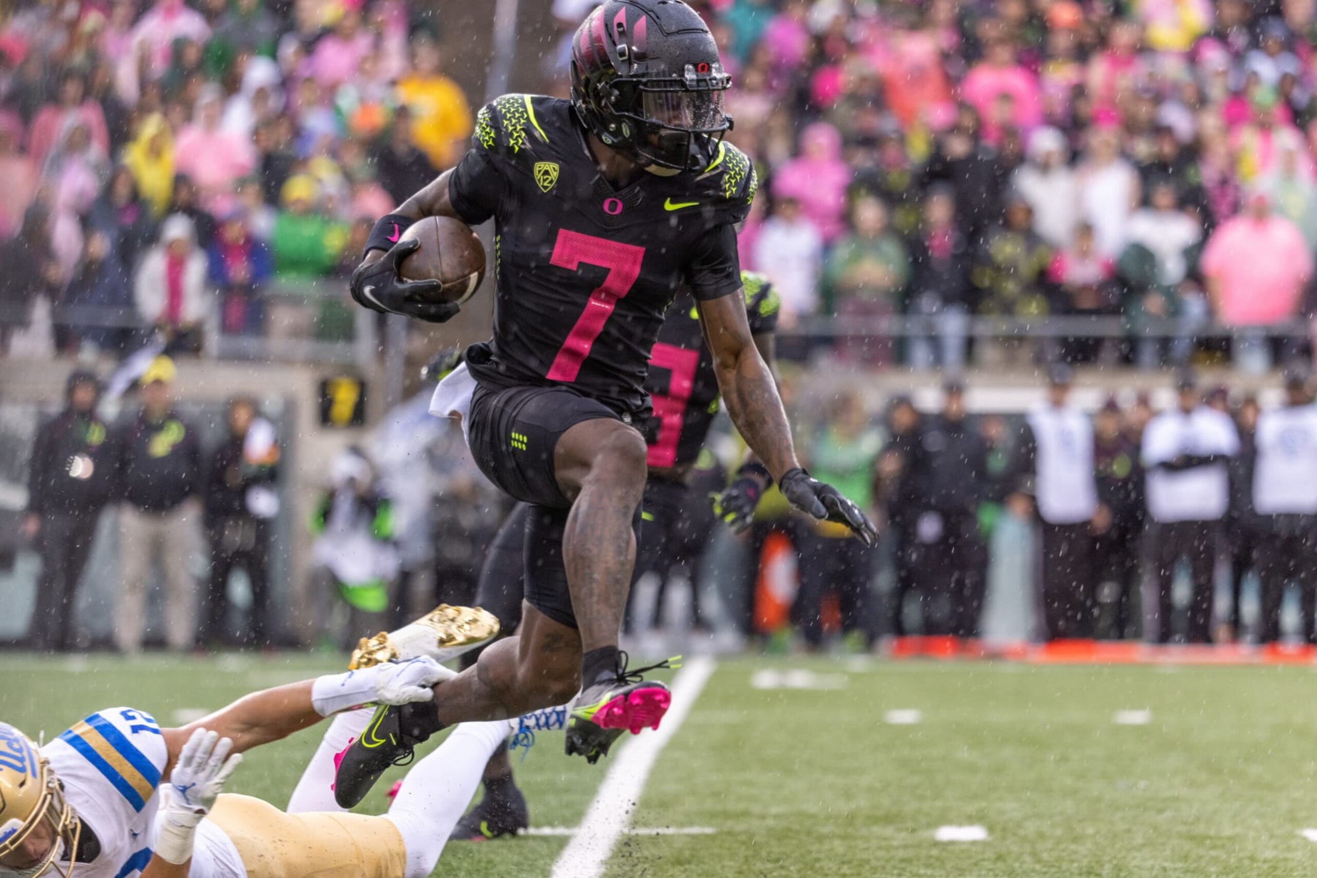 EUGENE, OR - OCTOBER 22: Wide receiver Seven McGee #7 of the Oregon Ducksruns with the ball against the UCLA Bruins during the first half at Autzen Stadium on October 22, 2022 in Eugene, Oregon. (Photo by Tom Hauck/Getty Images) EUGENE, OR - OCTOBER 22: Wide receiver Seven McGee #7 of the Oregon Ducksruns with the ball against the UCLA Bruins during the first half at Autzen Stadium on October 22, 2022 in Eugene, Oregon. (Photo by Tom Hauck/Getty Images)