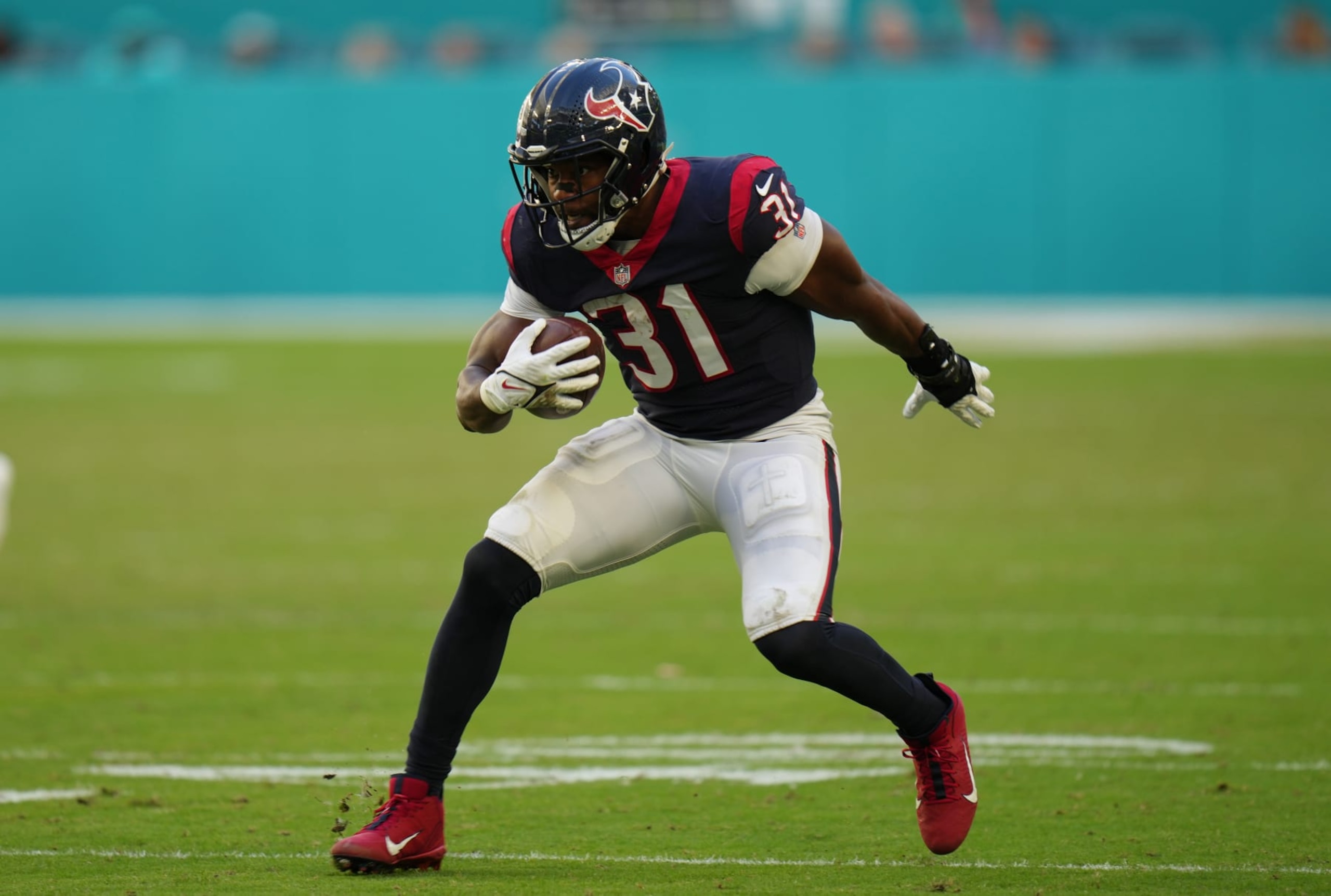 MIAMI GARDENS, FLORIDA - NOVEMBER 07: David Johnson #31 of the Houston Texans runs with the ball after making a catch against the Miami Dolphins at Hard Rock Stadium on November 07, 2021 in Miami Gardens, Florida. (Photo by Mark Brown/Getty Images) MIAMI GARDENS, FLORIDA - NOVEMBER 07: David Johnson #31 of the Houston Texans runs with the ball after making a catch against the Miami Dolphins at Hard Rock Stadium on November 07, 2021 in Miami Gardens, Florida. (Photo by Mark Brown/Getty Images)