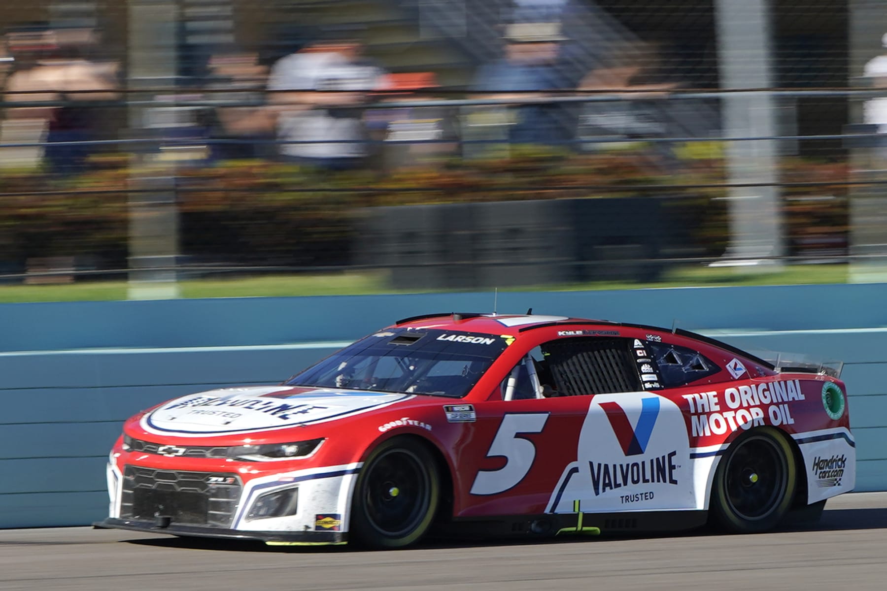 Kyle Larson (5) competes during a NASCAR Cup Series auto race at Homestead-Miami Speedway, Sunday, Oct. 23, 2022, in Homestead, Fla. (AP Photo/Terry Renna)