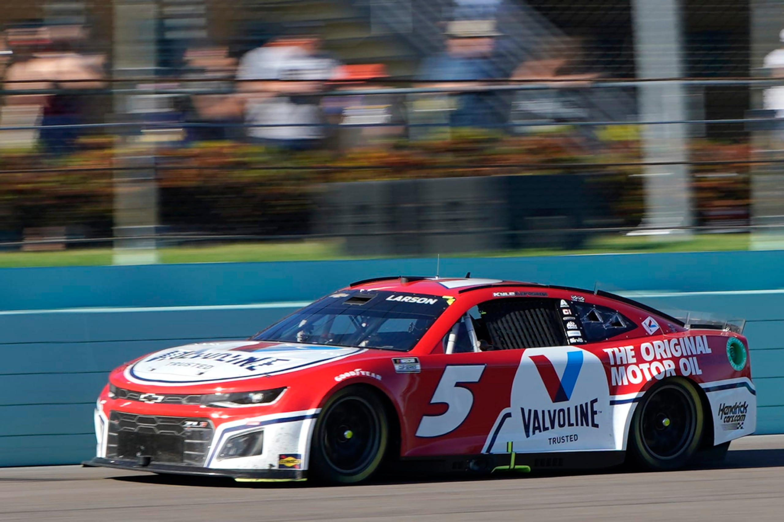 Kyle Larson (5) competes during a NASCAR Cup Series auto race at Homestead-Miami Speedway, Sunday, Oct. 23, 2022, in Homestead, Fla. (AP Photo/Terry Renna)