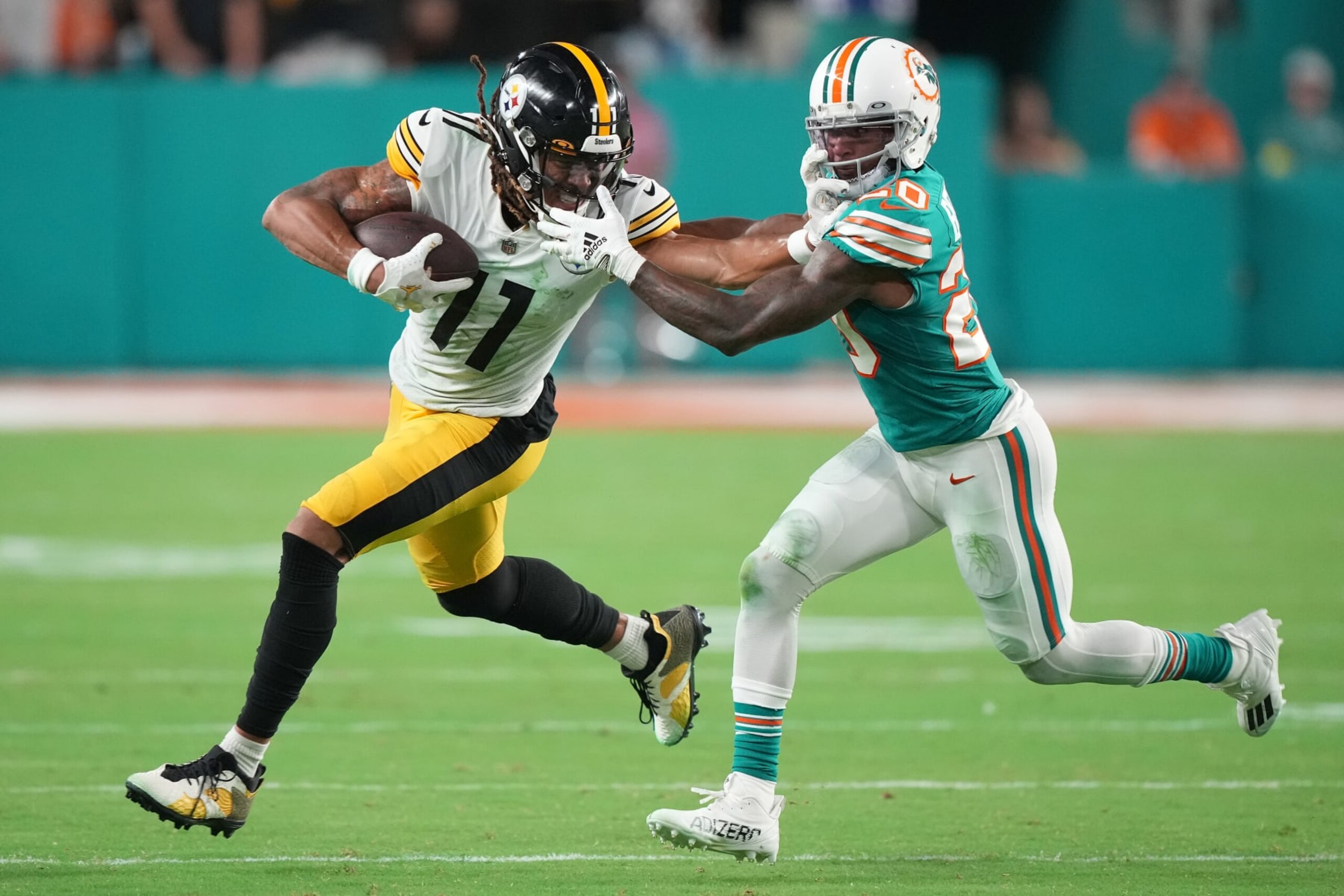 MIAMI GARDENS, FLORIDA - OCTOBER 23: Chase Claypool #11 of the Pittsburgh Steelers looks to avoid a tackle during the second quarter against the Miami Dolphins at Hard Rock Stadium on October 23, 2022 in Miami Gardens, Florida. (Photo by Eric Espada/Getty Images)