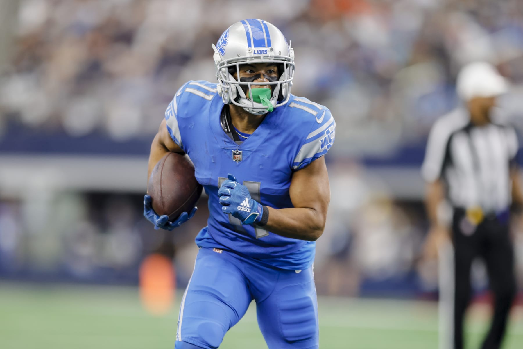 ARLINGTON, TX - OCTOBER 23: Detroit Lions wide receiver Kalif Raymond (11) catches a pass for a first down during the game between the Dallas Cowboys and the Detroit Lions on October 23, 2022 at AT&T Stadium in Arlington, Texas. (Photo by Matthew Pearce/Icon Sportswire via Getty Images)