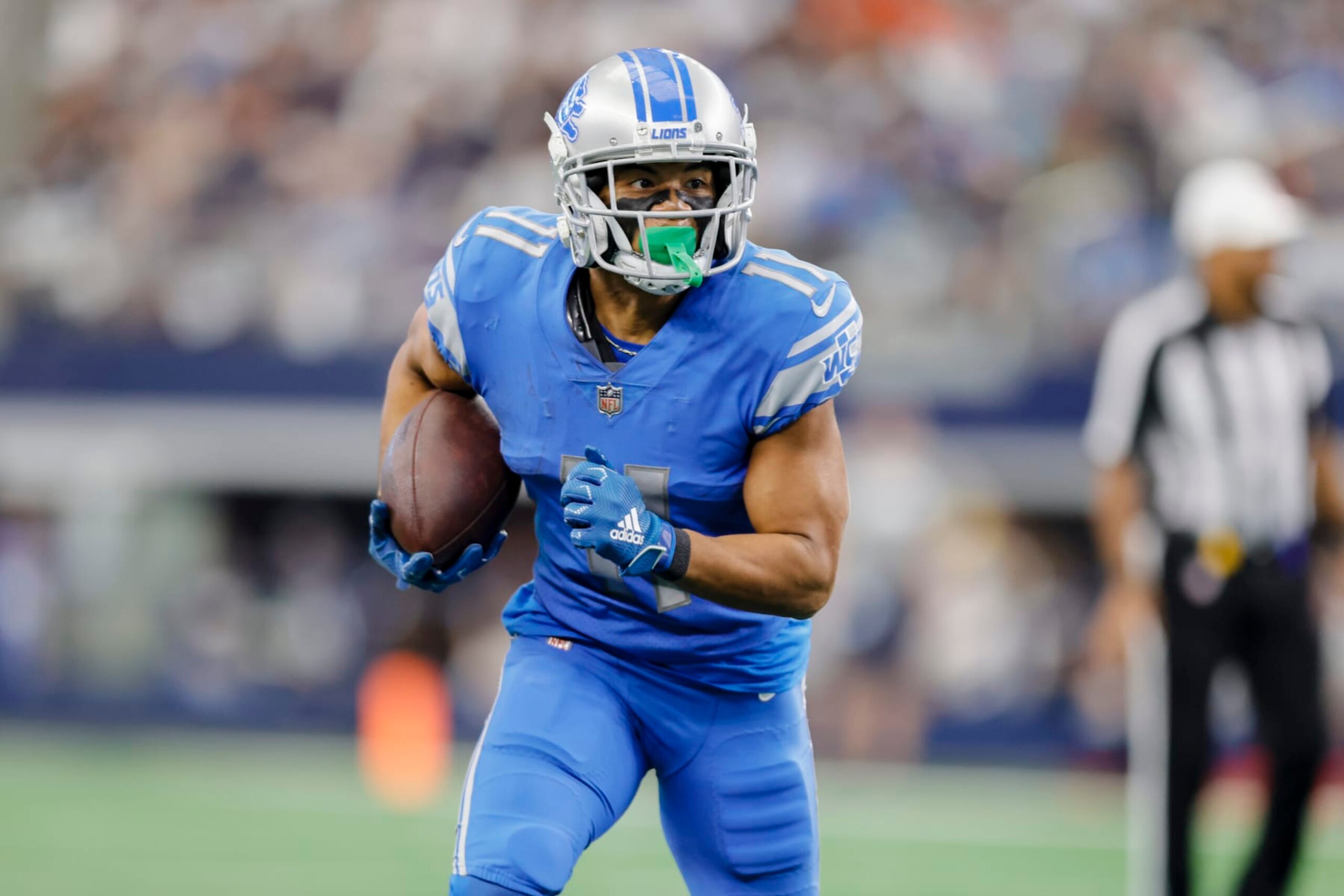 ARLINGTON, TX - OCTOBER 23: Detroit Lions wide receiver Kalif Raymond (11) catches a pass for a first down during the game between the Dallas Cowboys and the Detroit Lions on October 23, 2022 at AT&T Stadium in Arlington, Texas. (Photo by Matthew Pearce/Icon Sportswire via Getty Images)