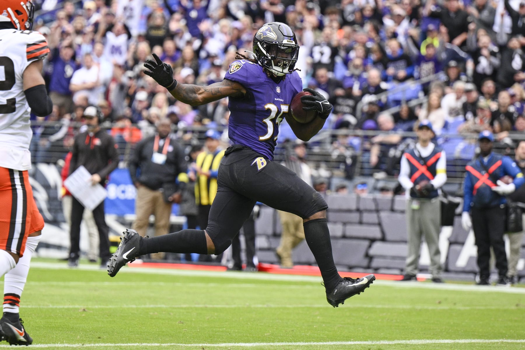 Gus Edwards (35), corredor de los Ravens de Baltimore, corre para lograr una anotación en contra de los Browns de Cleveland, en la primera mitad del juego de la NFL, el domingo 23 de octubre de 2022, en Baltimore. (AP Foto/Nick Wass)