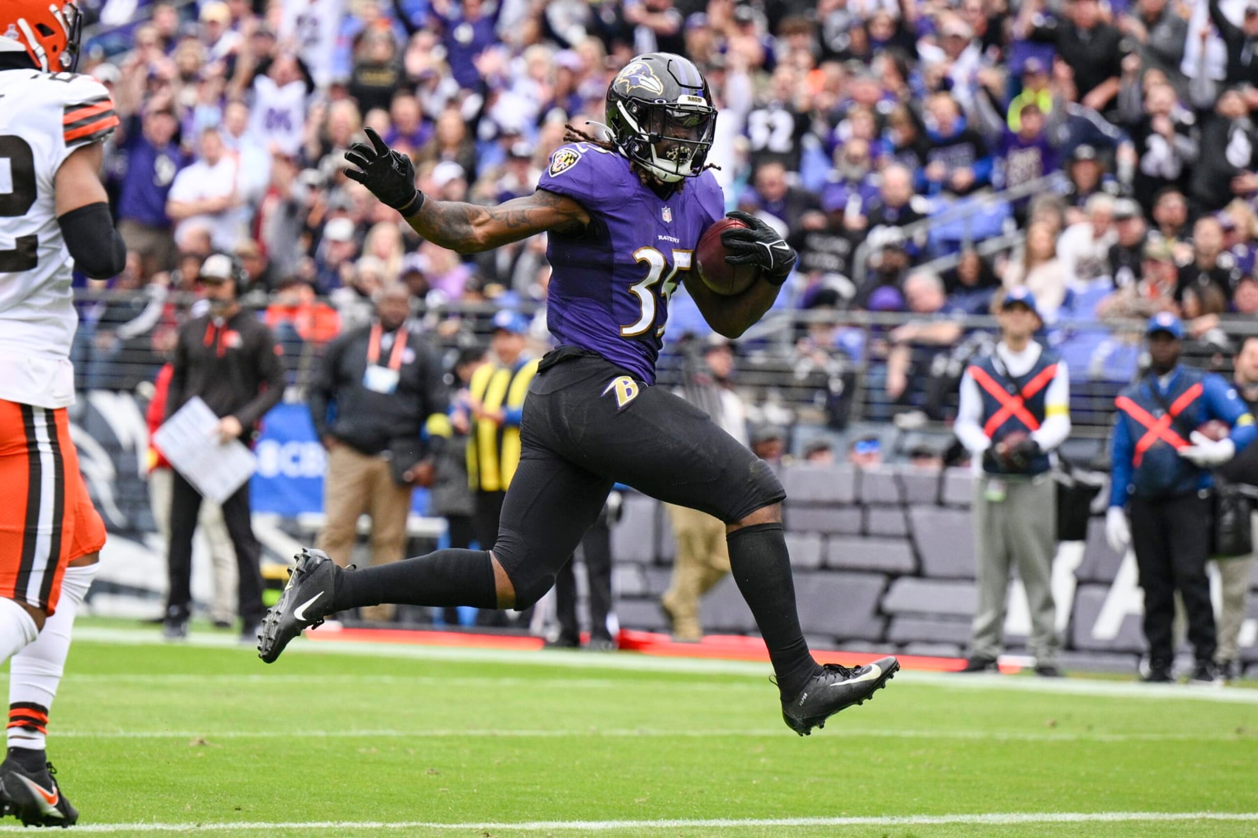 Gus Edwards (35), corredor de los Ravens de Baltimore, corre para lograr una anotación en contra de los Browns de Cleveland, en la primera mitad del juego de la NFL, el domingo 23 de octubre de 2022, en Baltimore. (AP Foto/Nick Wass)