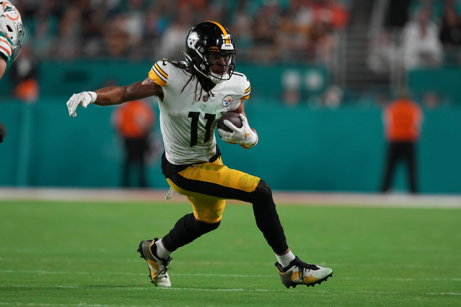 MIAMI GARDENS, FL - OCTOBER 23: Pittsburgh Steelers wide receiver Chase Claypool (11) tries to run for a first down after the catch during the game between the Pittsburg Steelers and the Miami Dolphins on Sunday, October 23, 2022 at Hard Rock Stadium, Miami Gardens, FL (Photo by Peter Joneleit/Icon Sportswire via Getty Images)