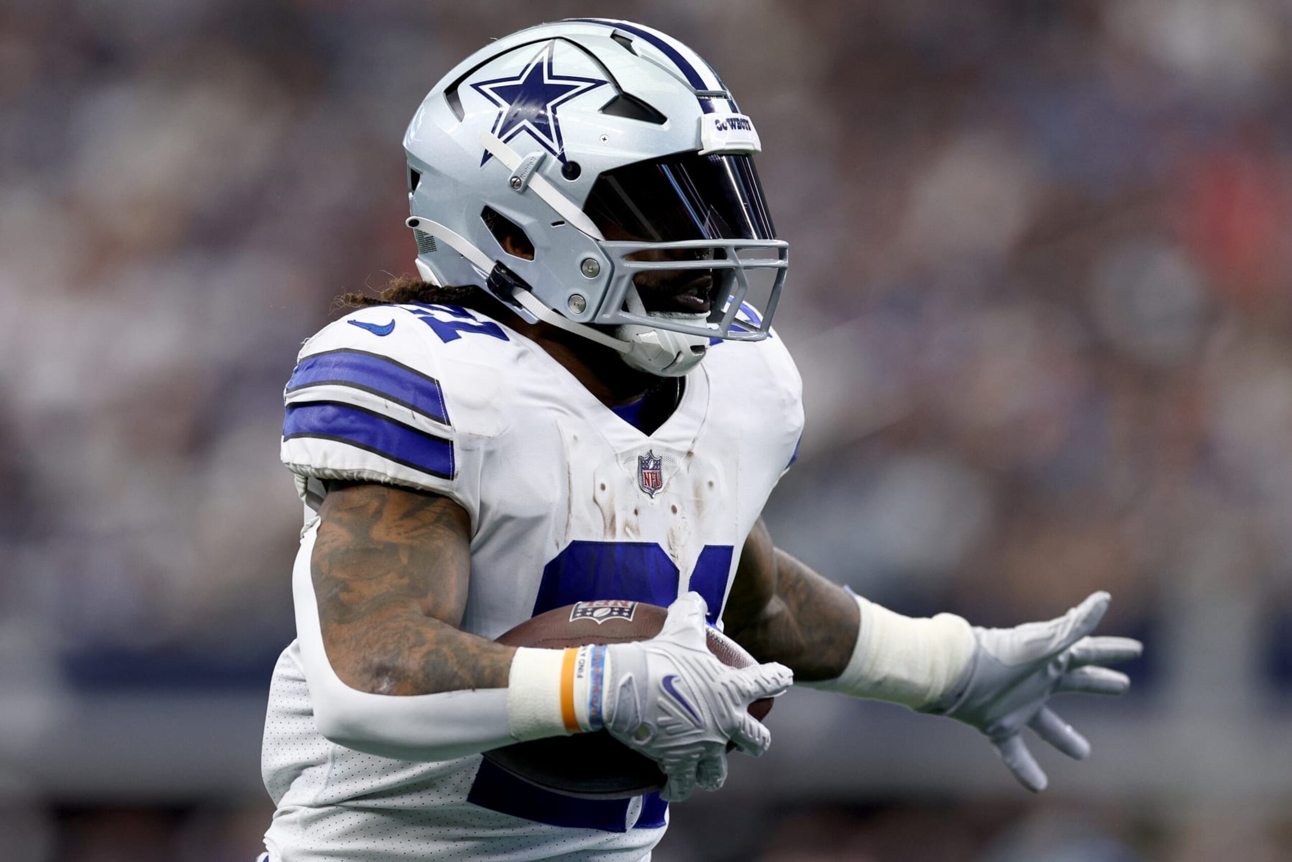 ARLINGTON, TEXAS - OCTOBER 23: Ezekiel Elliott #21 of the Dallas Cowboys runs with the ball against the Detroit Lions during the first half at AT&T Stadium on October 23, 2022 in Arlington, Texas.  (Photo by Tom Pennington/Getty Images)