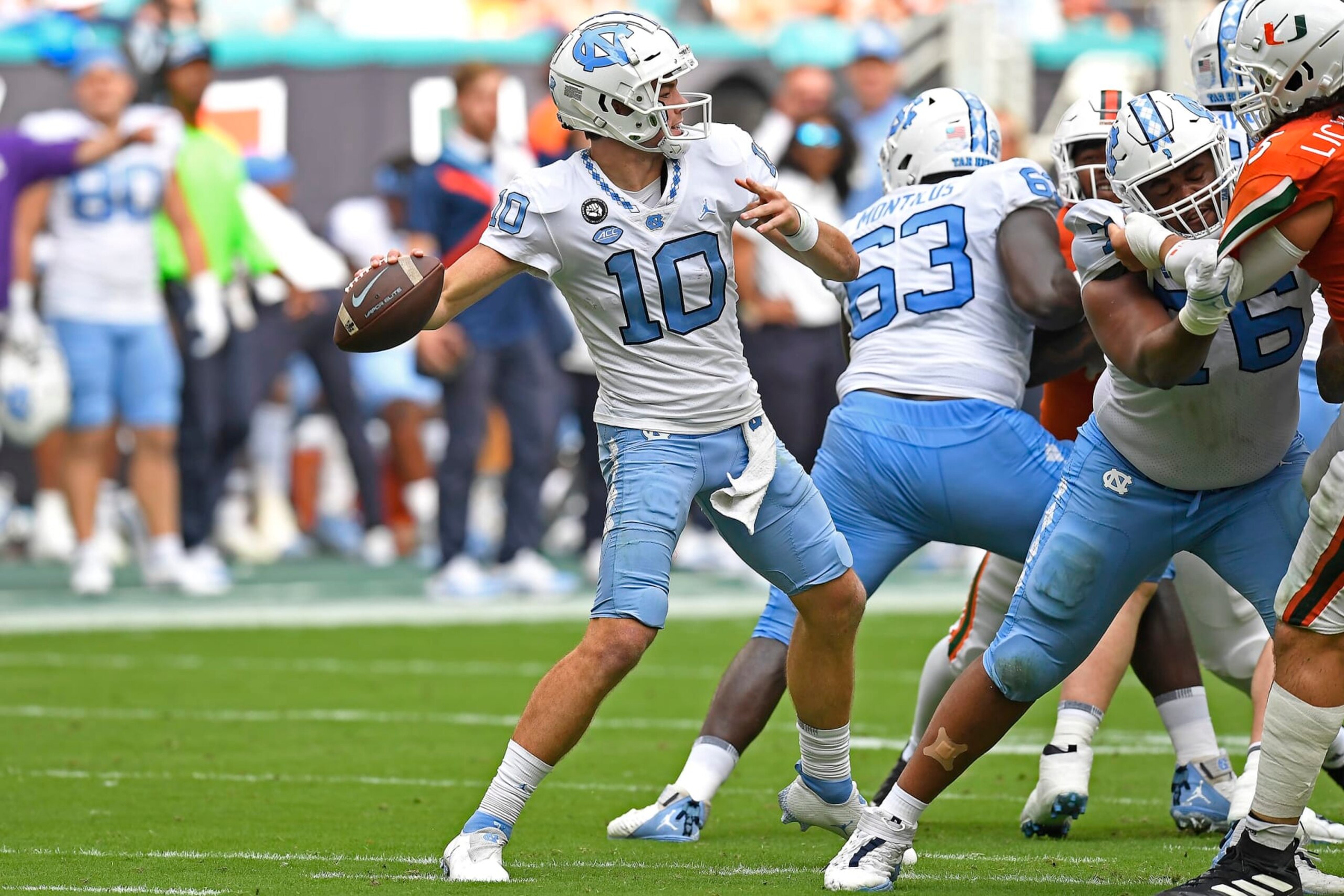 MIAMI GARDENS, FL - OCTOBER 08:  North Carolina quarterback Drake Maye (10) passes in the second quarter as the University of Miami Hurricanes faced the University of North Carolina at Chapel Hill Tar Heels on October 8, 2022, at Hard Rock Stadium in Miami Gardens, Florida. (Photo by Samuel Lewis/Icon Sportswire via Getty Images)