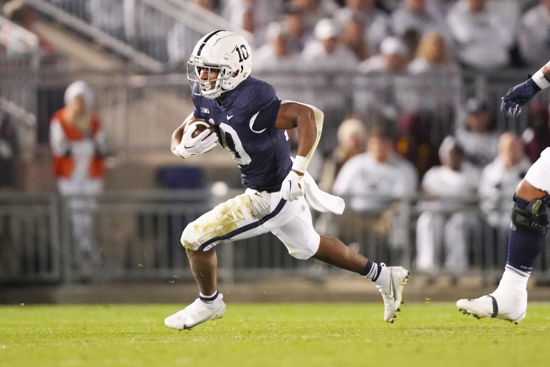 UNIVERSITY PARK, PA - OCTOBER 22: Penn State Nittany Lions Running Back Nicholas Singleton (10) runs with the ball during the first half of the College Football game between the Minnesota Golden Gophers and the Penn State Nittany Lions on October 22, 2022, at Beaver Stadium in University Park, PA. (Photo by Gregory Fisher/Icon Sportswire via Getty Images)