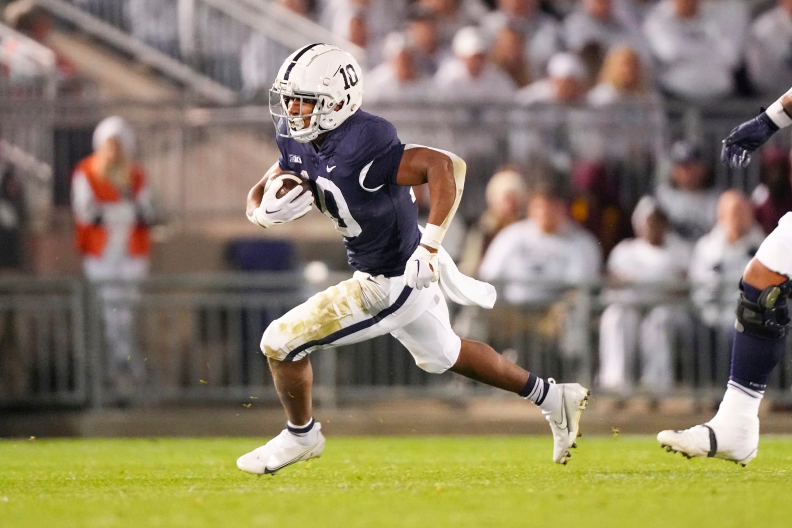 UNIVERSITY PARK, PA - OCTOBER 22: Penn State Nittany Lions Running Back Nicholas Singleton (10) runs with the ball during the first half of the College Football game between the Minnesota Golden Gophers and the Penn State Nittany Lions on October 22, 2022, at Beaver Stadium in University Park, PA. (Photo by Gregory Fisher/Icon Sportswire via Getty Images)