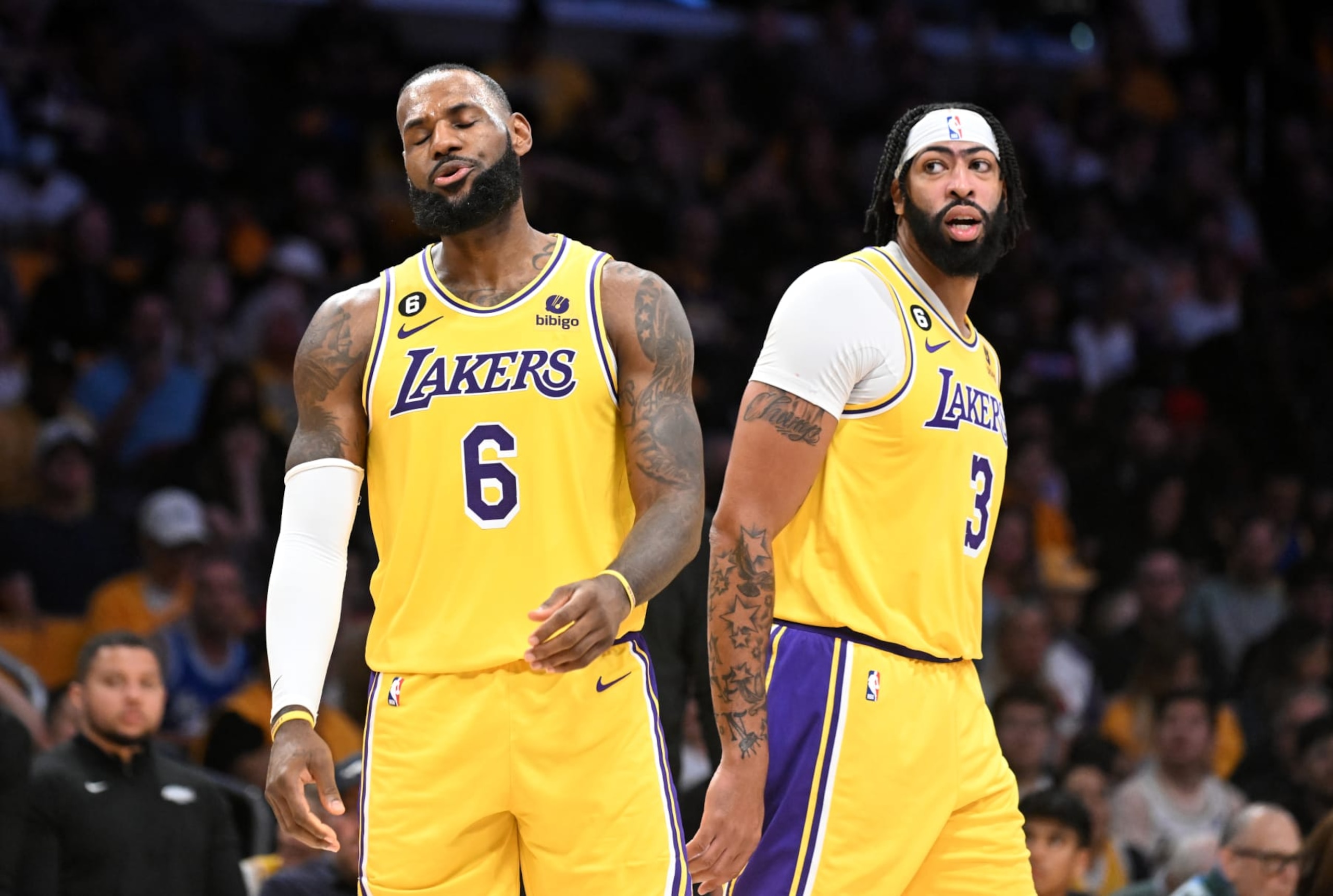 Los Angeles, California October 20, 2022-Frustrations set in late in the fourth quarter as LeBron James and Anthony Davis look on against the Clippers at Crypto Arena in Los Angeles Thursday. (Wally Skalij/Los Angeles Times via Getty Images)