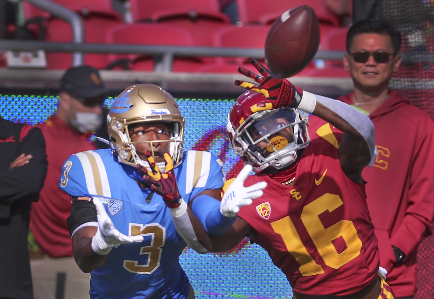 Los Angeles, CA - November 20:  USC wide receiver That Washington, right, UCLA defensive back Cameron Johnson deflect a pass in the first quarter at Los Angeles Memorial Coliseum in Los Angeles on Saturday, Nov. 20, 2021. (Allen J. Schaben / Los Angeles Times via Getty Images)