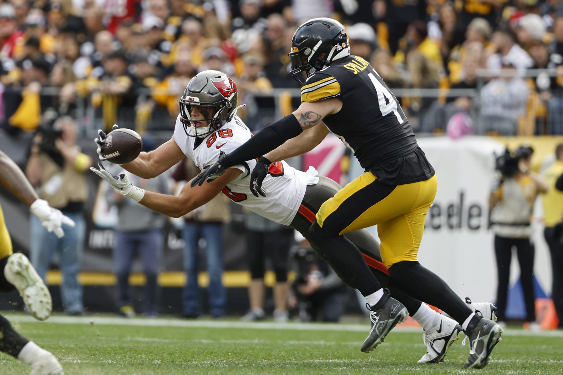 Tampa Bay Buccaneers' Cade Otton catches a pass against the Pittsburgh Steelers during an NFL football game at Acrisure Stadium, Sunday, Oct. 16, 2022 in Pittsburgh. (Winslow Townson/AP Images for Panini)