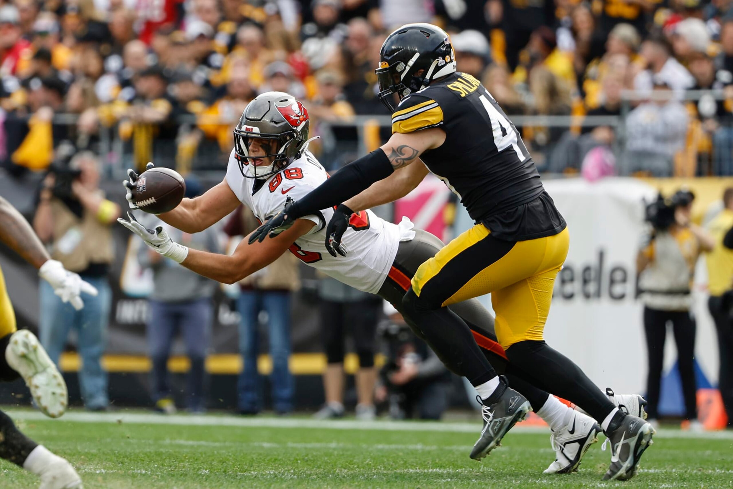 Tampa Bay Buccaneers' Cade Otton catches a pass against the Pittsburgh Steelers during an NFL football game at Acrisure Stadium, Sunday, Oct. 16, 2022 in Pittsburgh. (Winslow Townson/AP Images for Panini)