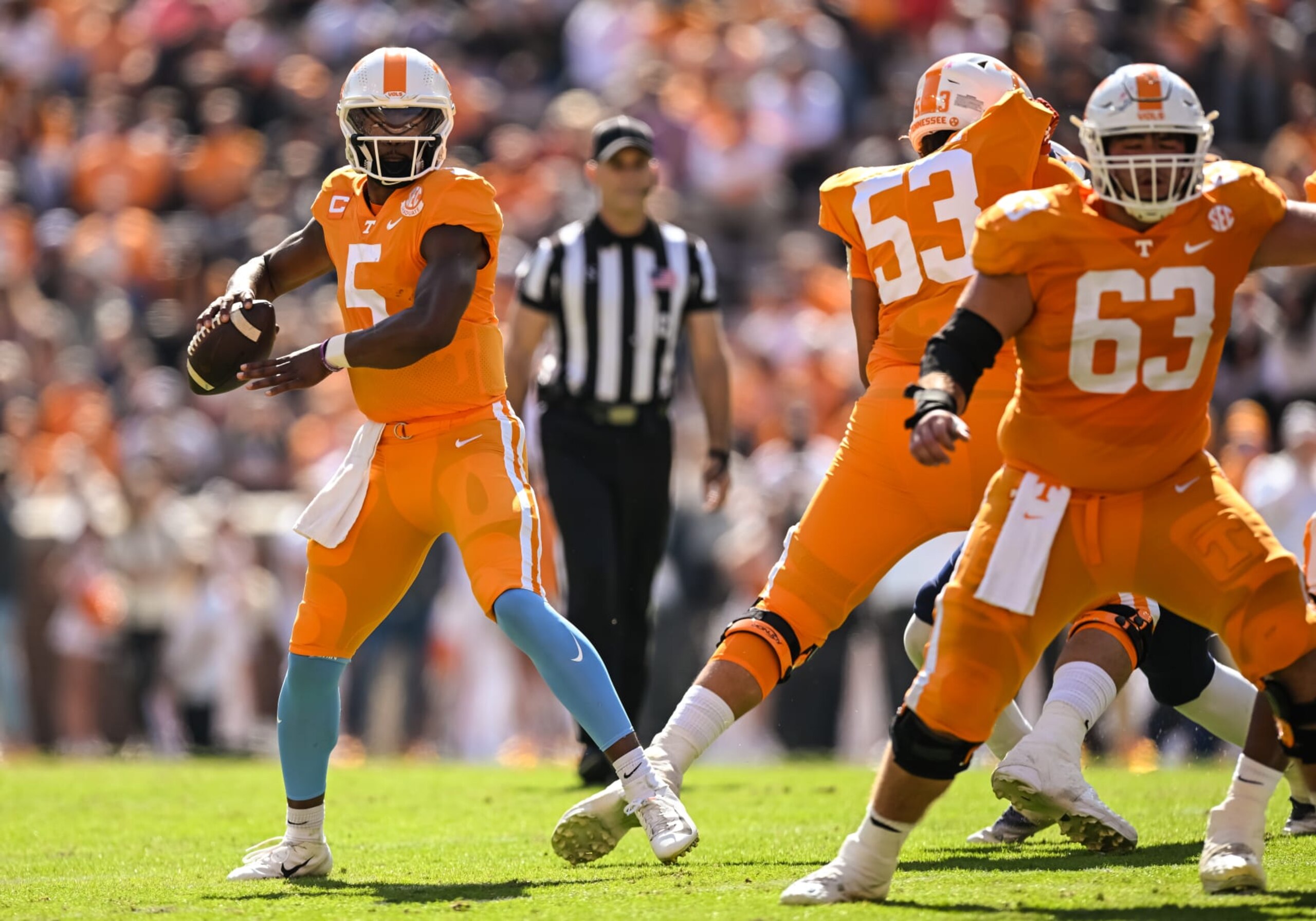 KNOXVILLE, TN - OCTOBER 22: Tennessee Volunteers quarterback Hendon Hooker (5) sets up to pass during the college football game between the Tennessee Volunteers and Tennessee Martin Skyhawks on October 22, 2022 at Neyland Stadium in Knoxville, TN. (Photo by Bryan Lynn/Icon Sportswire via Getty Images)