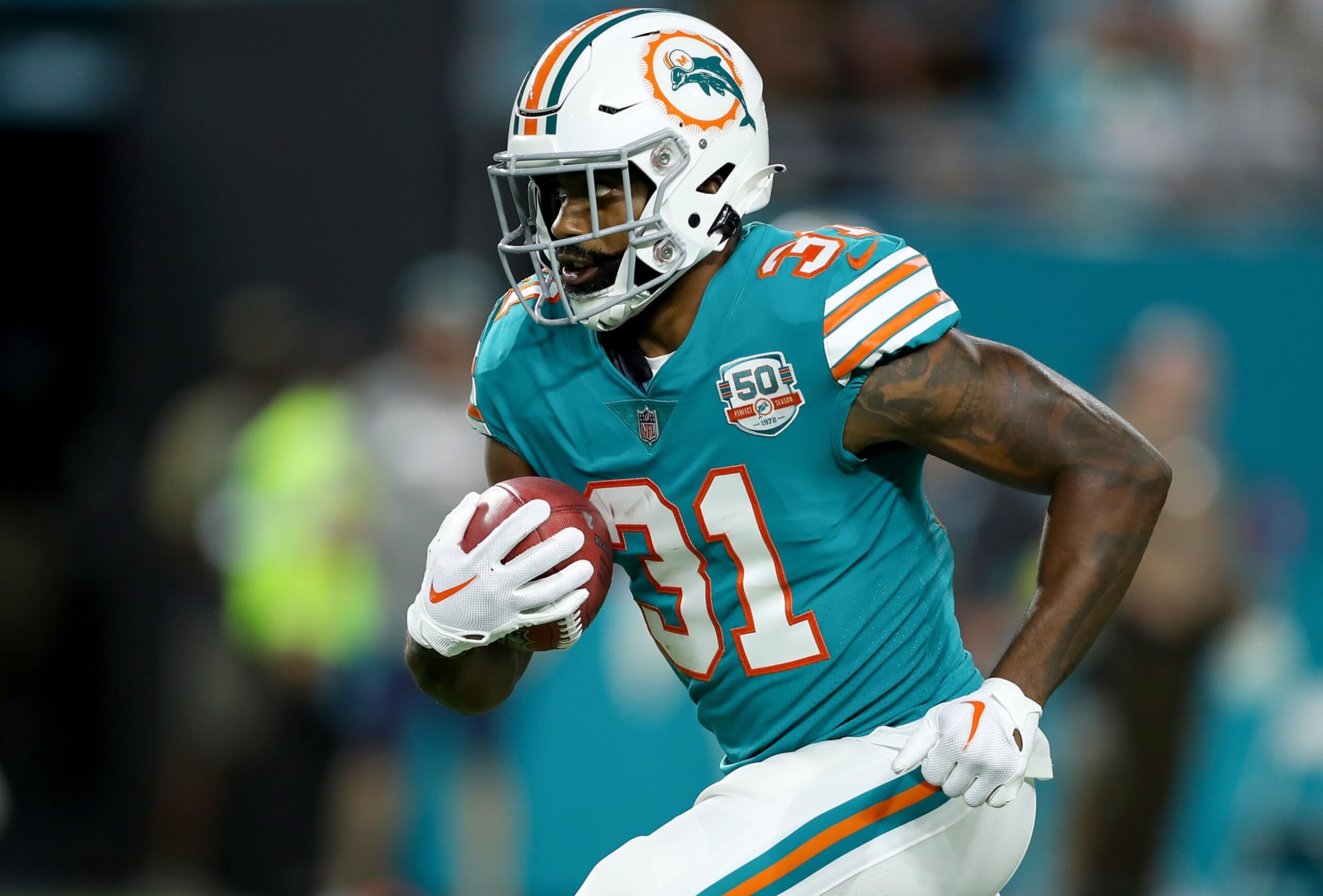 MIAMI GARDENS, FLORIDA - OCTOBER 23: Raheem Mostert #31 of the Miami Dolphins rushes against the Pittsburgh Steelers during the first quarter at Hard Rock Stadium on October 23, 2022 in Miami Gardens, Florida. (Photo by Megan Briggs/Getty Images)