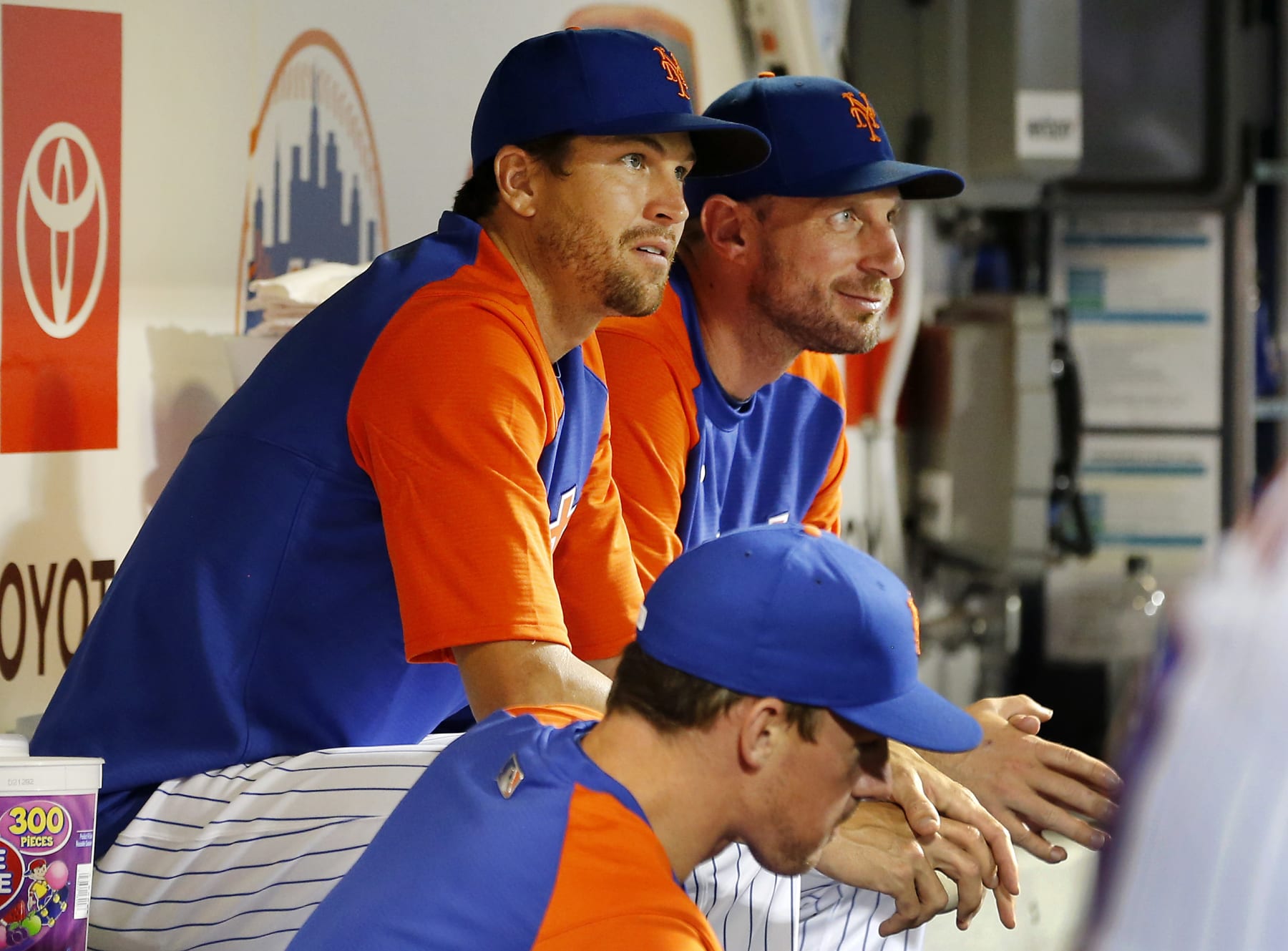 NEW YORK, NEW YORK - AUGUST 04:  Jacob deGrom #48 (L) and Max Scherzer #21 of the New York Mets si in the dugout during the eighth inning against the Atlanta Braves at Citi Field on August 04, 2022 in New York City. (Photo by Jim McIsaac/Getty Images)