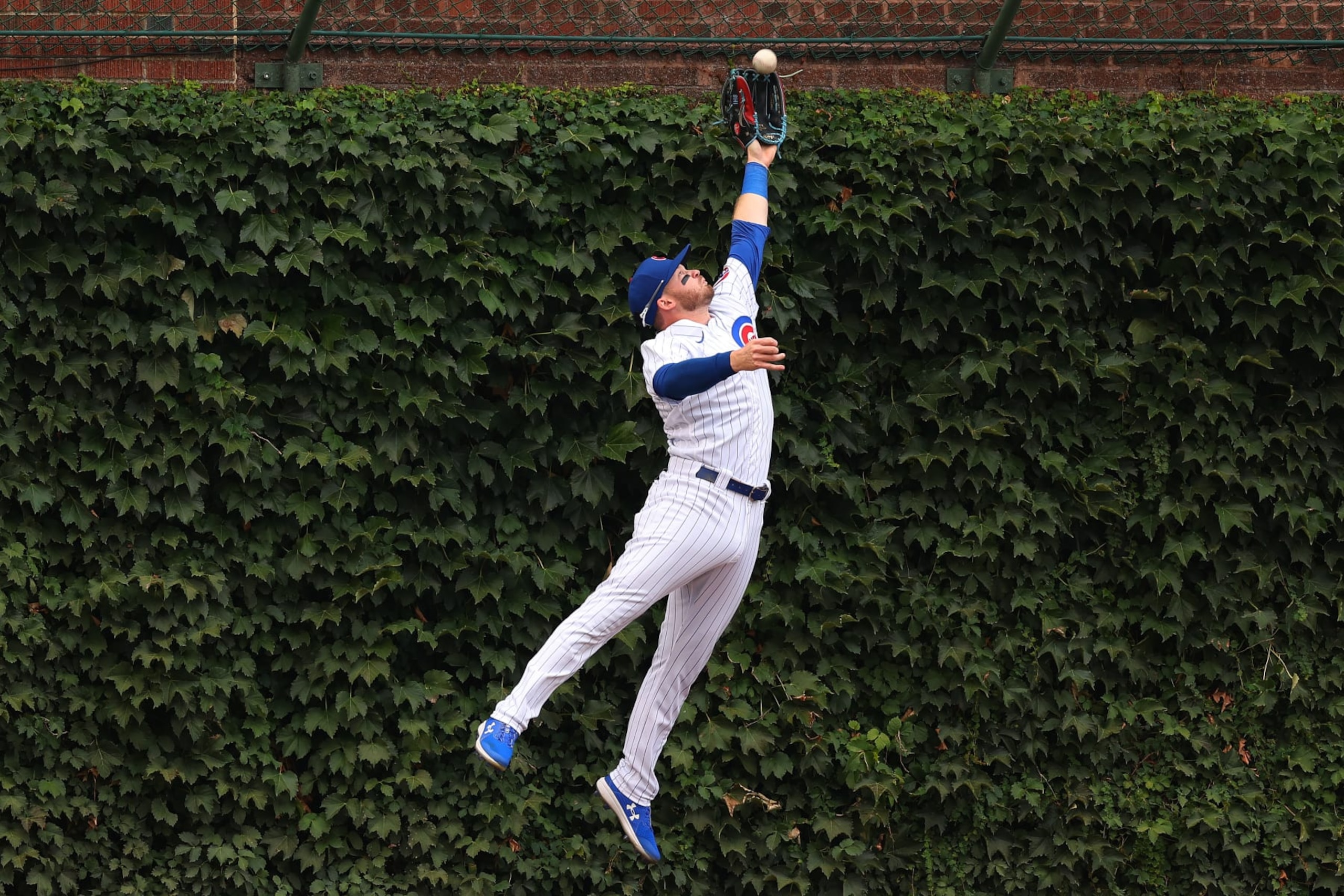 CHICAGO, ILLINOIS - AUGUST 25: Ian Happ #8 of the Chicago Cubs catches a ball hit by Nolan Gorman #16 of the St. Louis Cardinals during the third inning at Wrigley Field on August 25, 2022 in Chicago, Illinois. (Photo by Michael Reaves/Getty Images)