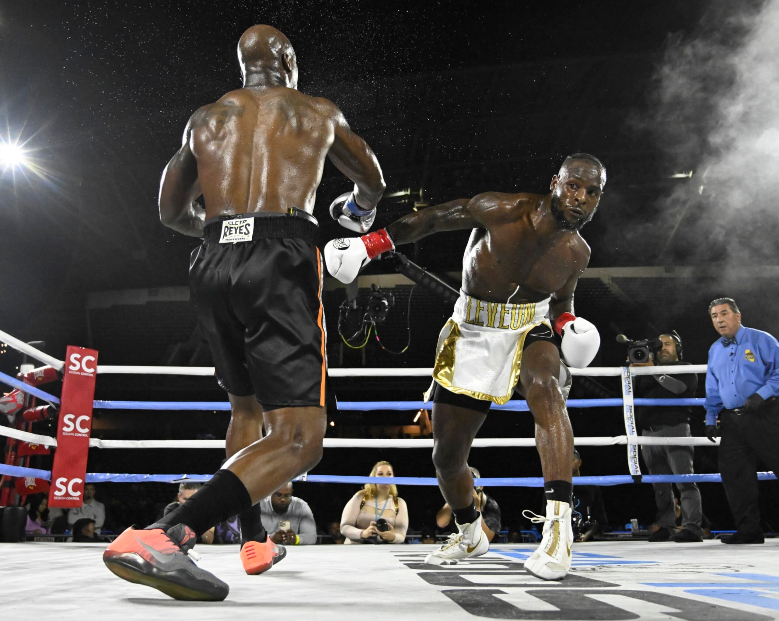 LOS ANGELES, CA - SEPTEMBER 10: LeVeon Bell, white trunks, knocks out Adrian Peterson in the fifth round at Banc of California Stadium on September 10, 2022 in Los Angeles, California. (Photo by John McCoy/Getty Images)