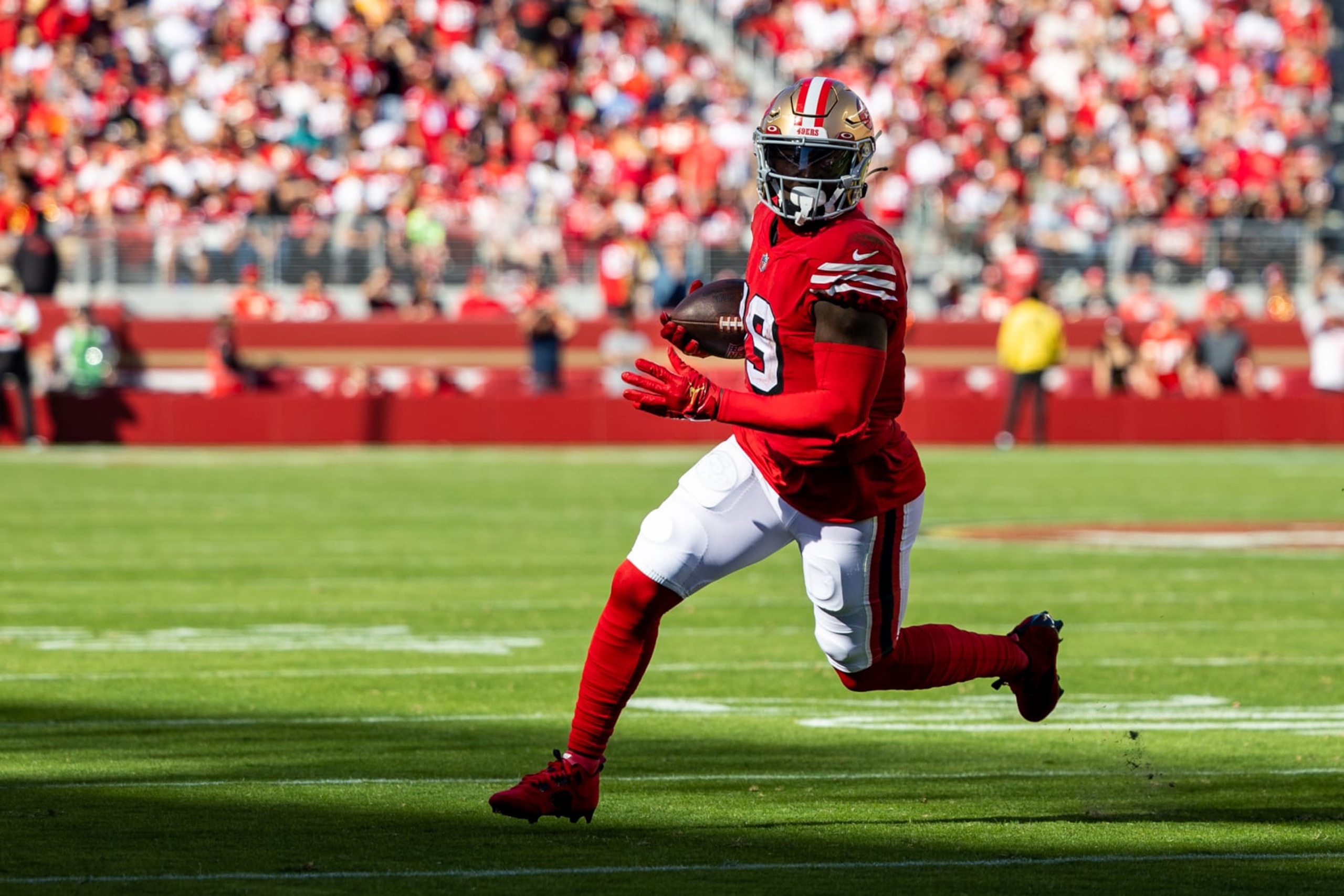 SANTA CLARA, CA - OCTOBER 23: San Francisco 49ers wide receiver Deebo Samuel (19) runs with the ball during the NFL professional football game between the Kansas City Chiefs and San Francisco 49ers on October 23, 2022 at Levis Stadium in Santa Clara, CA. (Photo by Bob Kupbens/Icon Sportswire via Getty Images) SANTA CLARA, CA - OCTOBER 23: San Francisco 49ers wide receiver Deebo Samuel (19) runs with the ball during the NFL professional football game between the Kansas City Chiefs and San Francisco 49ers on October 23, 2022 at Levis Stadium in Santa Clara, CA. (Photo by Bob Kupbens/Icon Sportswire via Getty Images)