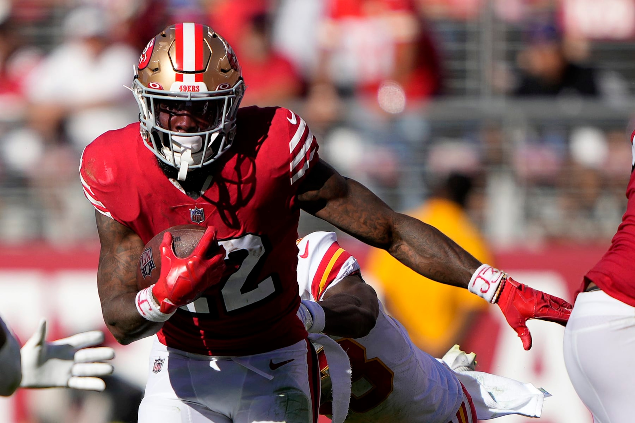 SANTA CLARA, CALIFORNIA - OCTOBER 23: Jeff Wilson Jr. #22 of the San Francisco 49ers carries the ball in the third quarter against the Kansas City Chiefs at Levi's Stadium on October 23, 2022 in Santa Clara, California. (Photo by Thearon W. Henderson/Getty Images)