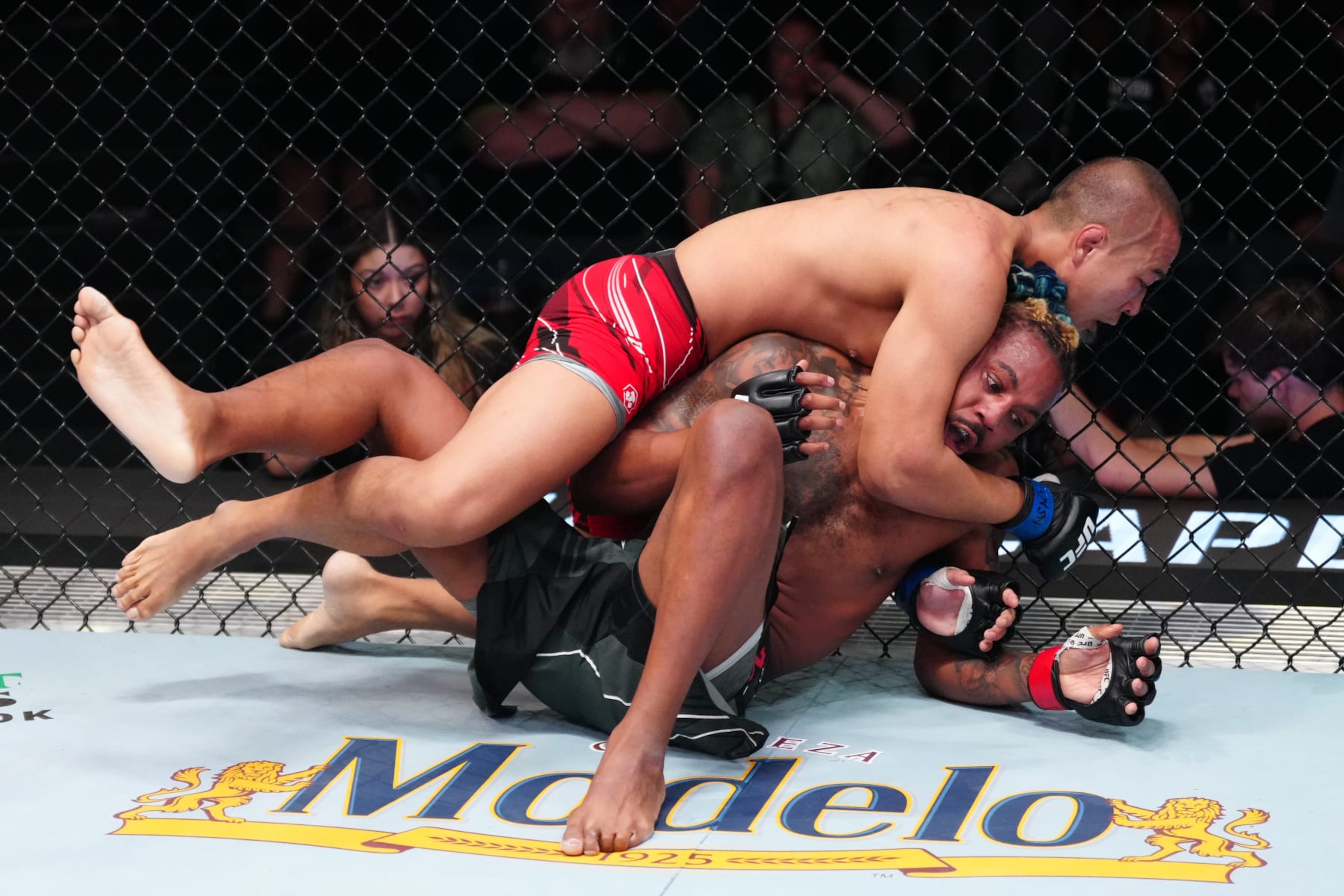 Junyong Park submits Joseph Holmes. Junyong Park submits Joseph Holmes.