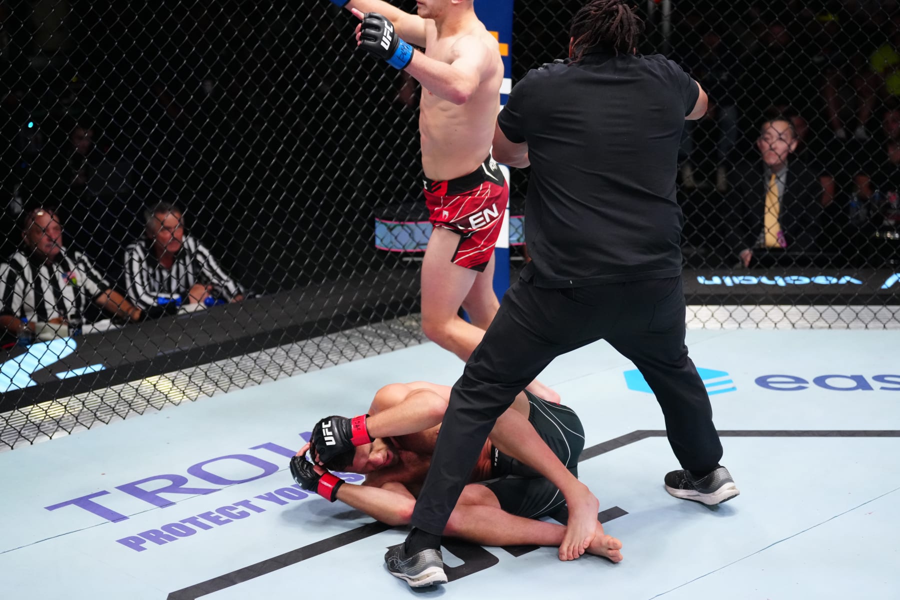 Arnold Allen defeats Calvin Kattar.