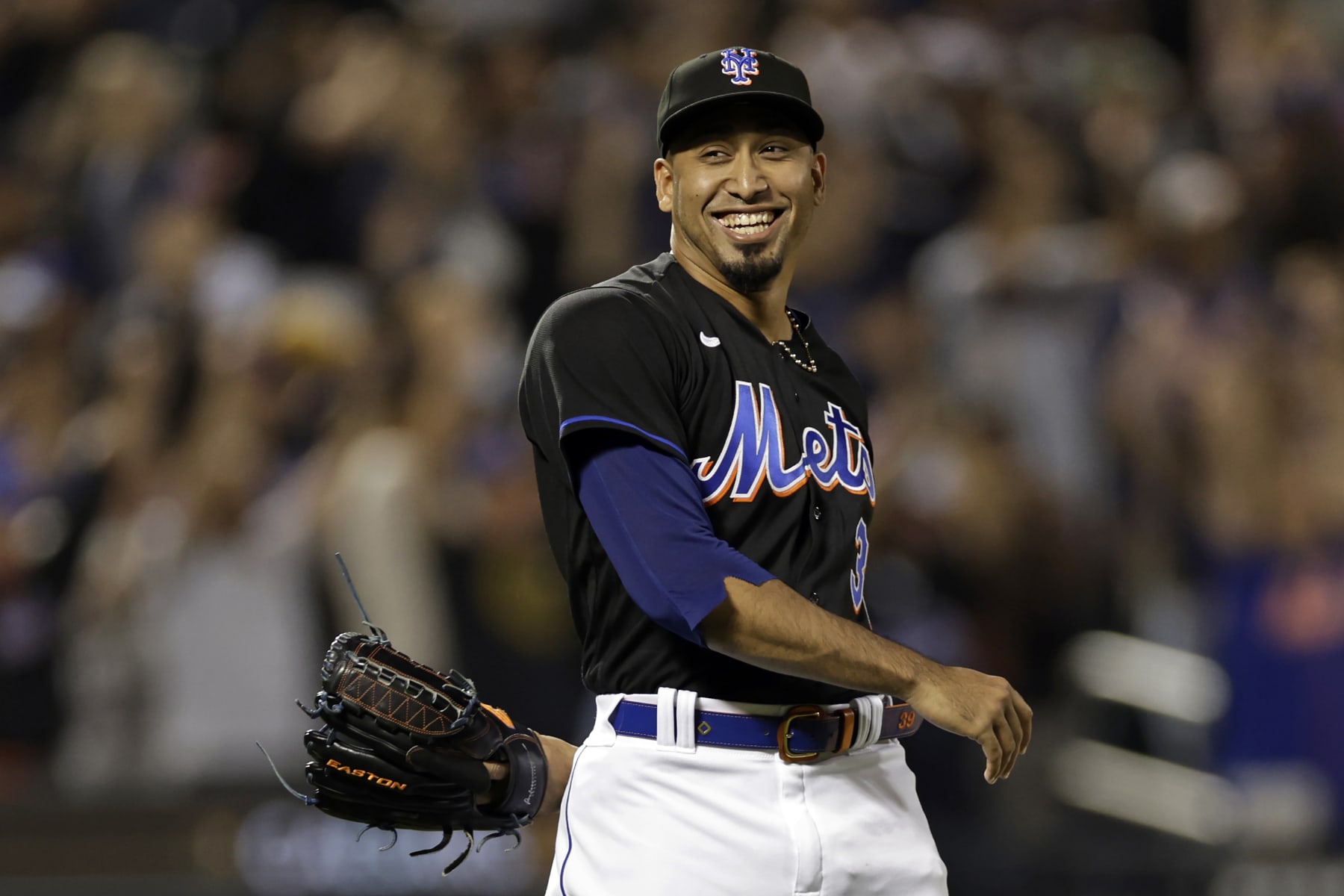 Edwin Diaz is one of the best closers in baseball, but should the Mets invest big money in him?