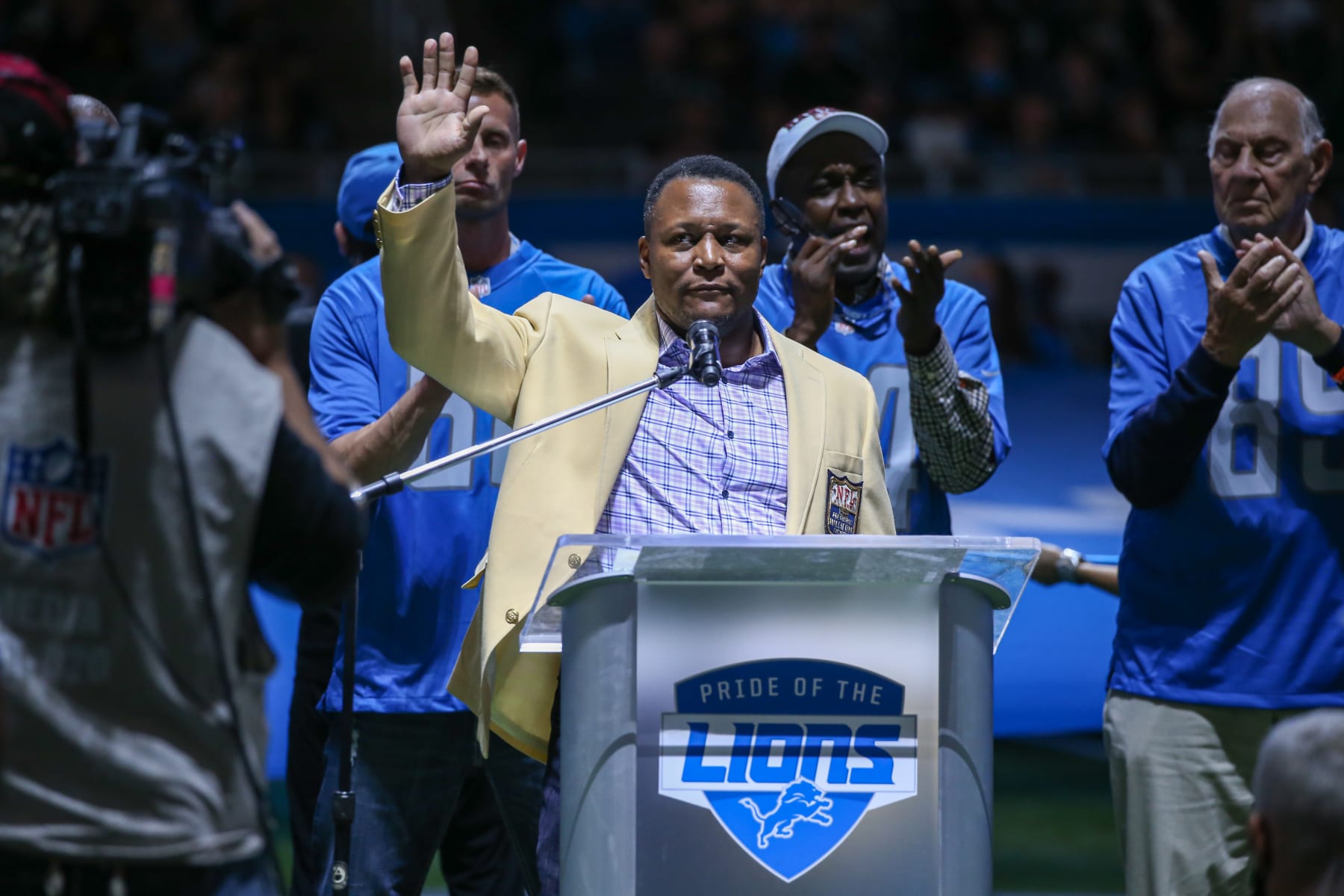 DETROIT, MI - OCTOBER 31:  Former Detroit Lions running back Barry Sanders announces former Lions linebacker Chris Spielmans (not pictured) induction into the Pride of the Lions during halftime of a regular season NFL game between the Philadelphia Eagles and the Detroit Lions on October 31, 2021 at Ford Field in Detroit, Michigan.  (Photo by Scott W. Grau/Icon Sportswire via Getty Images)