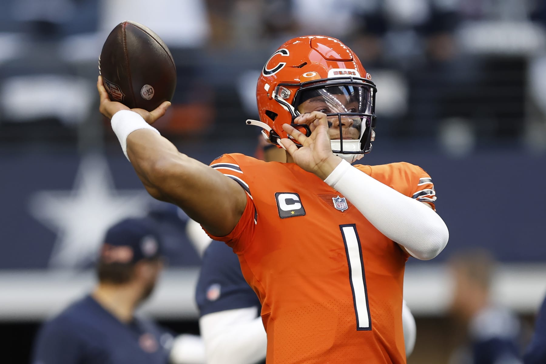 ARLINGTON, TEXAS - OCTOBER 30: Justin Fields #1 of the Chicago Bears warms up against the Dallas Cowboys at AT&T Stadium on October 30, 2022 in Arlington, Texas. (Photo by Wesley Hitt/Getty Images)