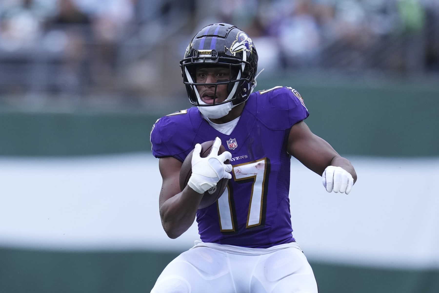 EAST RUTHERFORD, NJ - SEPTEMBER 11: Kenyan Drake #17 of the Baltimore Ravens runs with the ball against the New York Jets at MetLife Stadium on September 11, 2022 in East Rutherford, New Jersey. (Photo by Mitchell Leff/Getty Images)